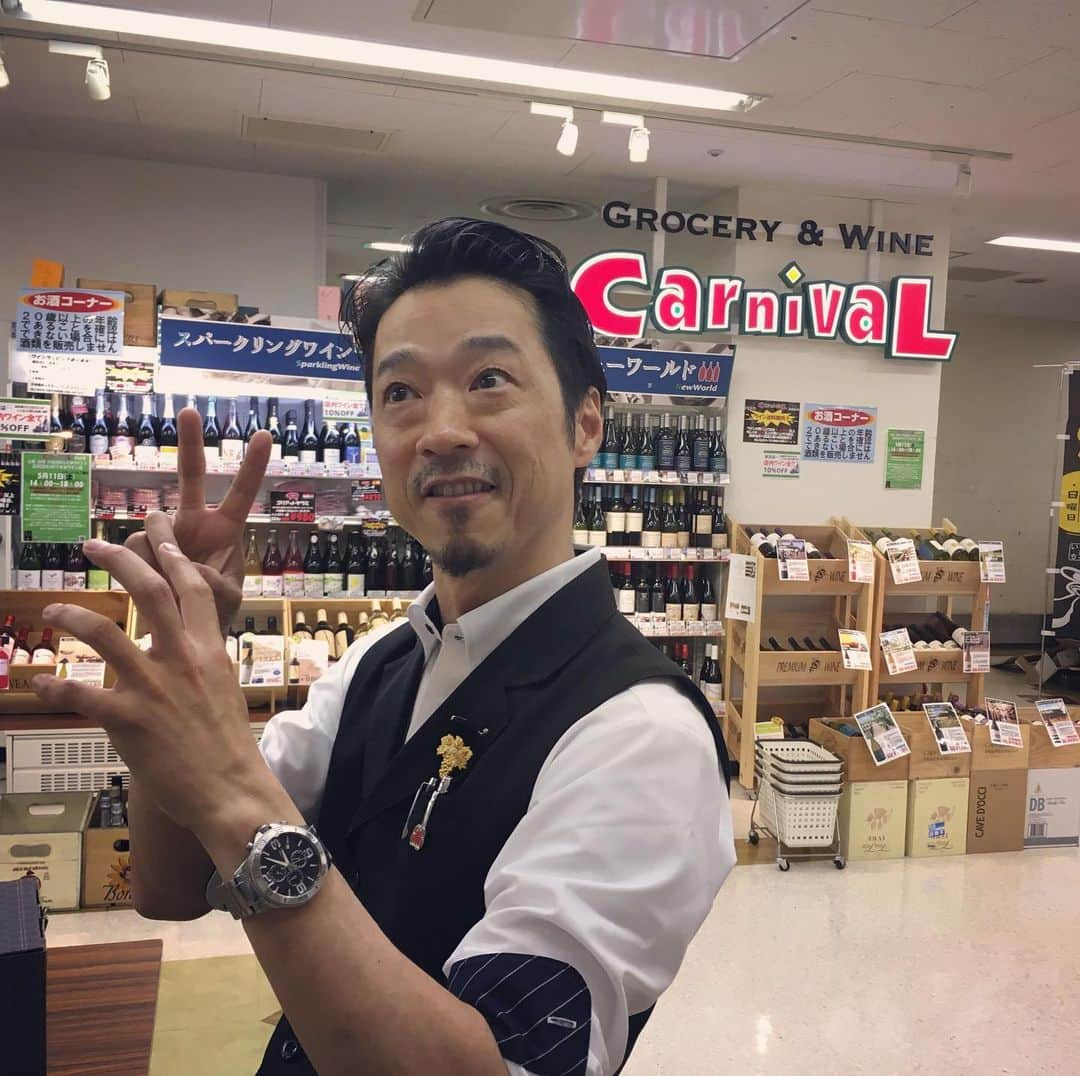 ひぐち君さんのインスタグラム写真 - (ひぐち君Instagram)「カーニバル・高橋店長の「豆知識をGETするワイン会」へ🍷 ワイングラスとコップで飲み比べた味の違いや、スワリングのやり方で全く違う表情になるワインの変化など、とても面白い会でした🍷 ちなみに高橋さんは、カメラを向けると、すぐこんな表情に変わります😁 #カーニバル三鷹店 #ワイン会 #blancdenoir #cuveeexcellence 2010 #pinotnoir  #christianbinner  #gewurztraminer  #zellenberg 2016 #marctempe  #vieillesvignesdepinotnoir  #heissenstein 2015 #julienmeyer  #alsace #france #france🇫🇷 #wine #vin #vino #winetime #winelover  #instawine #wineexpert  #tokyo #三鷹  #sommelier」5月11日 23時41分 - higehiguchi