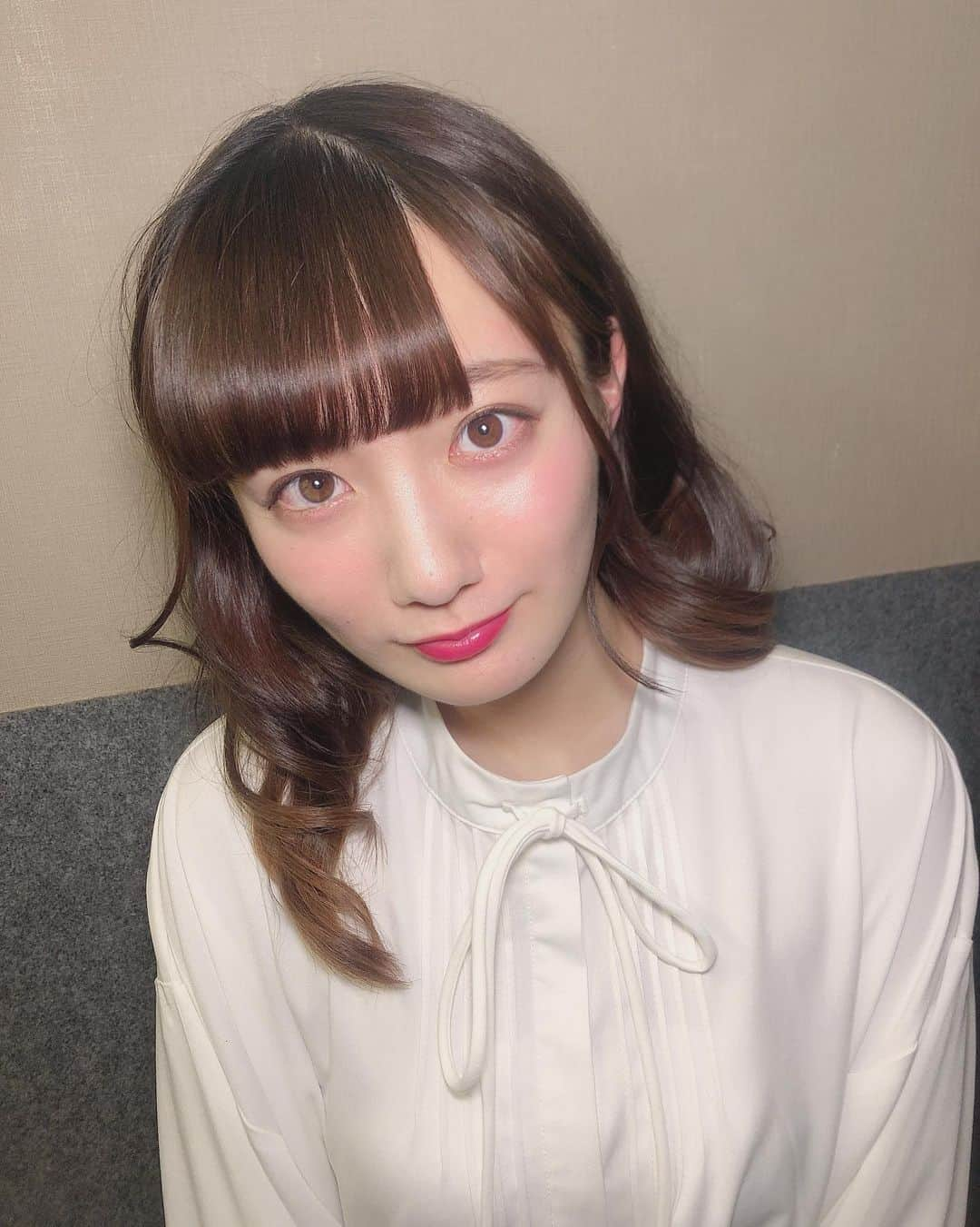 近藤真琴さんのインスタグラム写真 - (近藤真琴Instagram)「・ 5月11日は私の誕生日。 19歳になりました！！！ メンバー、スタッフさん、家族、友達、そしてファンの皆さん。たくさんの方におめでとう！ってお祝いしていただけて嬉しかったです。😭 19歳の抱負は、何事も精一杯頑張る！ 何事も頑張るって普通だけど、やっぱり1年間活動をしていなかったからまだまだな部分がたくさんあるのでこの1年間で成長したね！大人になったね！って言ってもらえるように１つ１つ丁寧にこなせれる様に任された事はちゃんと出来る人になりたいです！ 19歳の近藤真琴もよろしくお願います！ 幸せものです👗💚✨ ・ ・ ・ ・ #誕生日 #19歳 #になりました  #感謝の気持ちを忘れずに頑張っていきたい #応援よろしくお願います  #みんな #大好き  #近藤真琴 #dela  #instagood  #写真は単独ライブで撮ってもらって盛れたやつです #いえあ」5月11日 23時41分 - onakasuitamakochan