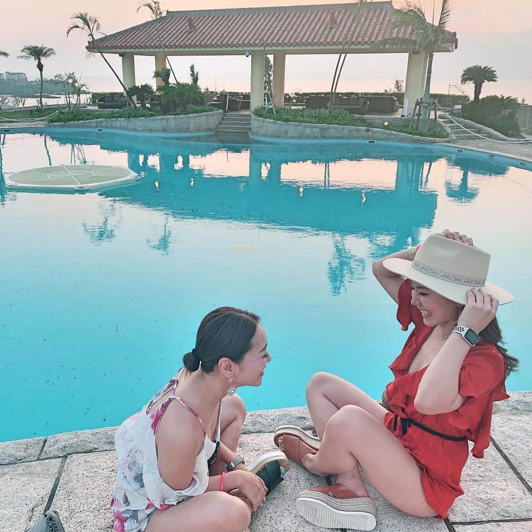 長嶺菜菜子のインスタグラム：「自然体の写真 好き﻿﻿ ﻿﻿ ﻿﻿ ありのままの自分﻿﻿ ななこらしさ﻿﻿ ﻿﻿ ﻿﻿ 大好きな地元沖縄で﻿﻿ 大好きな夏服を着て﻿﻿ 大好きな人と過ごす﻿﻿ ﻿﻿ ﻿﻿ 飾らず﻿ ナチュラルに﻿ ななこらしく🌺﻿﻿ ﻿﻿ ﻿﻿ ﻿﻿ そんな私は﻿﻿ ナチュラルビューティーキャンプに参加中🙋‍♀️﻿﻿ ﻿﻿ ﻿﻿ キャンプって言っても🏕じゃないよ﻿﻿ ヨガ🧘‍♀️したり﻿﻿ マリンスポーツ🏄‍♀️したり﻿﻿ パーティー👯‍♀️したり﻿﻿ ﻿﻿ ﻿﻿ ココロとカラダを美しく磨くための私にとって最高のイベントヾ(*･∀︎･*)ﾉﾞ﻿﻿ ﻿﻿ ﻿﻿ 綺麗な可愛いおしゃれな子がたくさん﻿﻿ 目の保養&刺激受ける😍😍﻿﻿ ﻿﻿ ﻿﻿ Clothes... @lilyboutique_official ﻿ フリルバックオープンロンパース﻿ ﻿ @naturalbeautycamp﻿﻿ @kireimo_official﻿﻿ ﻿﻿ ﻿﻿ #沖縄 #自然体 #健康美 #旅好き #旅行好き﻿﻿ #沖縄人 #うちなんちゅ﻿﻿ #沖縄ビューティーキャンプ ﻿﻿ #沖縄マリオットリゾートアンドスパ﻿﻿ #ナチュラルビューティーキャンプ﻿﻿ #キレイモ #ナチュラル #ナチュラル美﻿﻿ #アクティブ女子 #アクティブ﻿﻿ #リリーブティック #フリルバックオープンロンパース﻿ #naturalbeautycamp﻿」