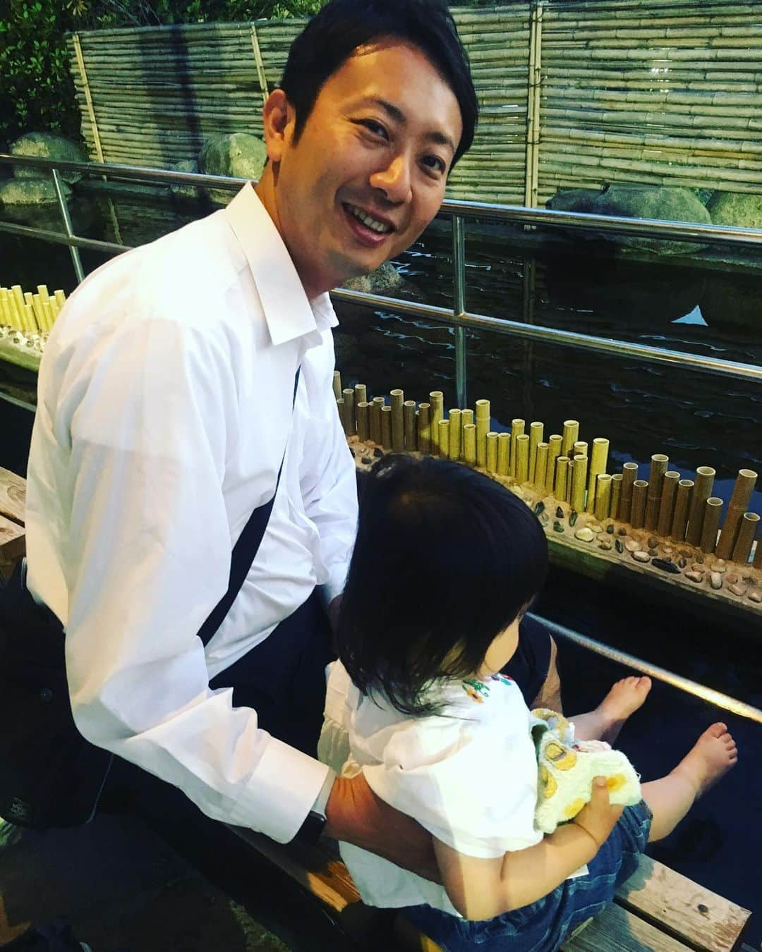 倉橋友和さんのインスタグラム写真 - (倉橋友和Instagram)「親族の法事帰りに、二女（2歳）人生初の#足湯 ♨️👣プールみたいにパチャパチャやるから、私のズボンはずぶ濡れでした😅 #メーテレ #アナウンサー #倉橋友和 #二児の父」5月11日 23時46分 - nbn_kurahashi