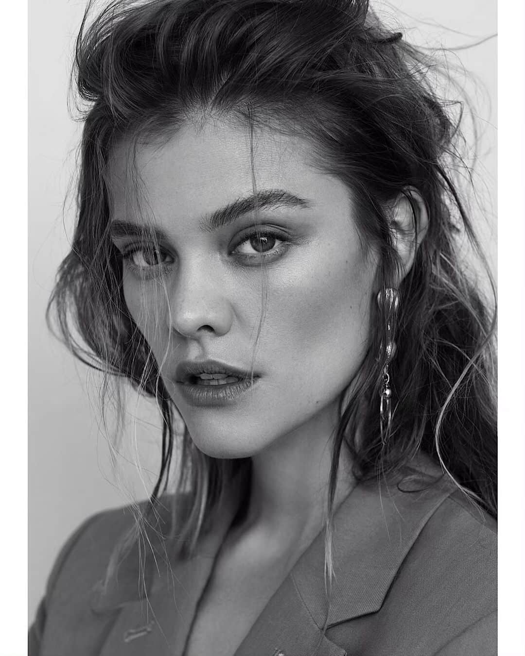 ニーナ・アグダルのインスタグラム：「Woke up to some new new 🎞  Thank you team! 📷 @larajadephotography 💄 @rommynajor 💁‍♀️ @riadazar9 👗 @seppetirabassi」
