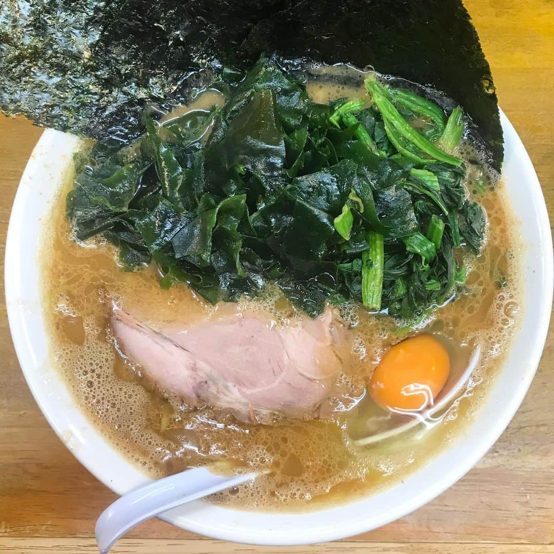 宇野薫のインスタグラム：「㐂輪  かため、ワカメ、ほうれん草、のり増し、生卵 今日も最高の一杯でした！  #㐂輪 #らーめん #ラーメン #チートデイ」