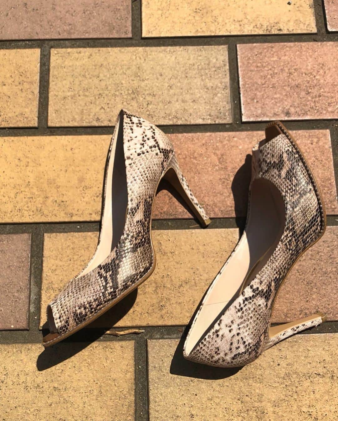 那須愛里さんのインスタグラム写真 - (那須愛里Instagram)「テラスハウス又来綾ちゃんのブランド @stellaviana_official のオールインワンが着心地よすぎる♡‼︎◟̆◞̆﻿ ﻿ 最近いろんなブランドで見かけるパイソン柄の靴👠﻿ ﻿ 私のは @dianashoespress のオープントゥです。周りにスタッズも付いていてお気に入りの一足✨﻿ ﻿ ﻿ allinone// #stellaviana #ステラヴィアナ ﻿﻿﻿ shoes// #DIANA #dianashoes #ダイアナ﻿﻿ bag// #mewsrefinedclothes #mews #ミューズ2019ss #ミューズロゴバック #ミューズリファインドクローズ ﻿﻿ accessories// #HERMES #エルメス ﻿﻿ ﻿ ﻿ ﻿ ﻿﻿﻿月曜からテラスハウス始まりますね📺^ ^﻿ ﻿ また月曜は夜更かししてNetflix﻿ みちゃうなぁー✨﻿ みんなテラスハウス見てる？﻿ ﻿ #fashion #instafashion﻿﻿﻿﻿﻿﻿﻿﻿﻿﻿﻿﻿﻿﻿﻿﻿﻿﻿﻿﻿﻿﻿﻿﻿﻿﻿﻿ #coordinate #outfit #ootd﻿﻿ #fashionlover﻿﻿﻿﻿﻿﻿﻿﻿﻿﻿﻿﻿﻿﻿﻿﻿﻿﻿﻿﻿﻿﻿ #mewsootd﻿﻿ #162cm #162センチコーデ﻿﻿﻿﻿﻿﻿﻿﻿﻿﻿﻿﻿﻿﻿﻿﻿﻿﻿﻿﻿﻿﻿﻿﻿﻿﻿﻿ #シンプルコーデ﻿﻿﻿﻿﻿﻿﻿﻿﻿﻿﻿﻿﻿﻿﻿﻿﻿﻿﻿﻿﻿﻿﻿﻿﻿ ﻿﻿#カジュアルコーデ﻿﻿﻿﻿﻿﻿﻿﻿﻿﻿﻿﻿﻿﻿﻿﻿﻿﻿﻿﻿ #大人カジュアル﻿﻿﻿﻿﻿﻿﻿﻿﻿﻿﻿」5月11日 23時51分 - aaairixoxo