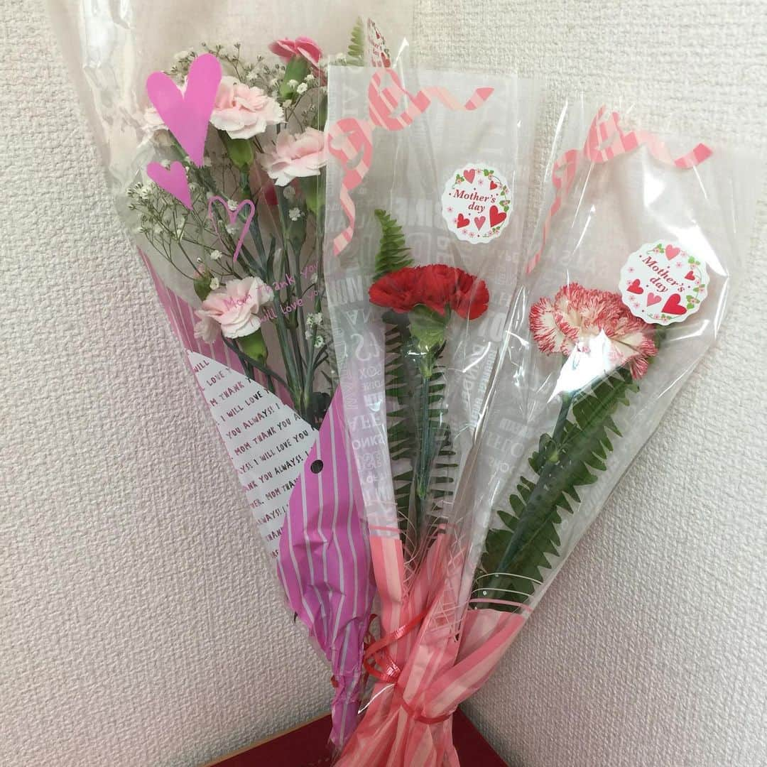 miho.a.nicoさんのインスタグラム写真 - (miho.a.nicoInstagram)「子供達から母の日のプレゼント🎁😭💐 ・ 明日は旦那氏仕事なのと、子供達は朝から夜まで1日中バスケなので早いけどとお小遣いからプレゼントしてくれました🥺💕 ありがとう😭💕 ・ とりあえず1人づつハグしました🥰 6年生の長男もまだニコニコでハグを受けてくれる🥰 ハグとかもうええって！！って言われる日はいつだろうか。。。 ・ ・  #母の日#プレゼント#お花 #お花を買いに連れて行ってくれるパパあってこそ #ありがとう #でも父の日は期待しないで」5月11日 23時54分 - miho.a.nico