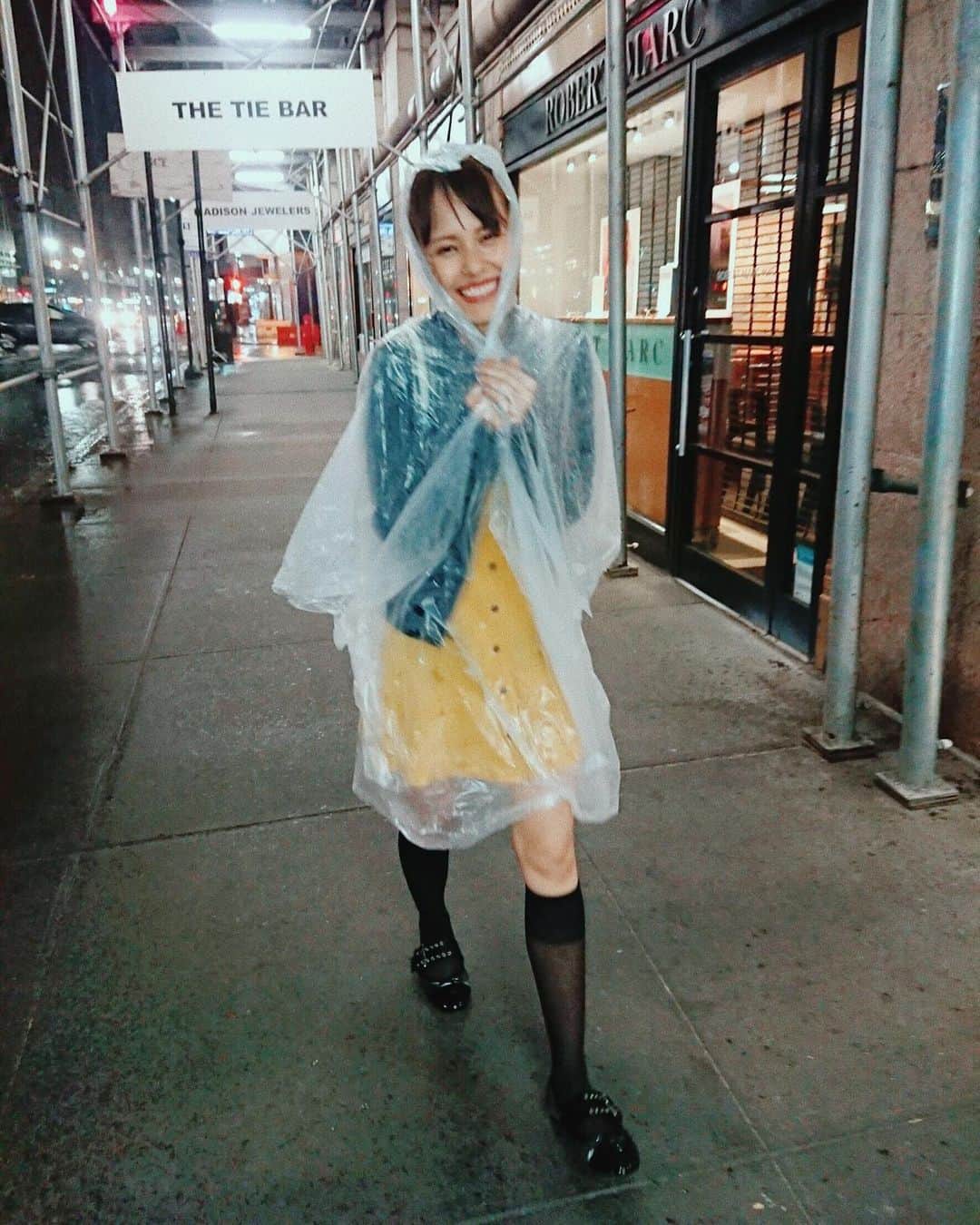 のインスタグラム：「Rain is fun! ☔️🎶 雨って、楽しめば楽しい！✨ #nyc #manhattan #pharmacyで買ったゴミ袋のようなレインコート」