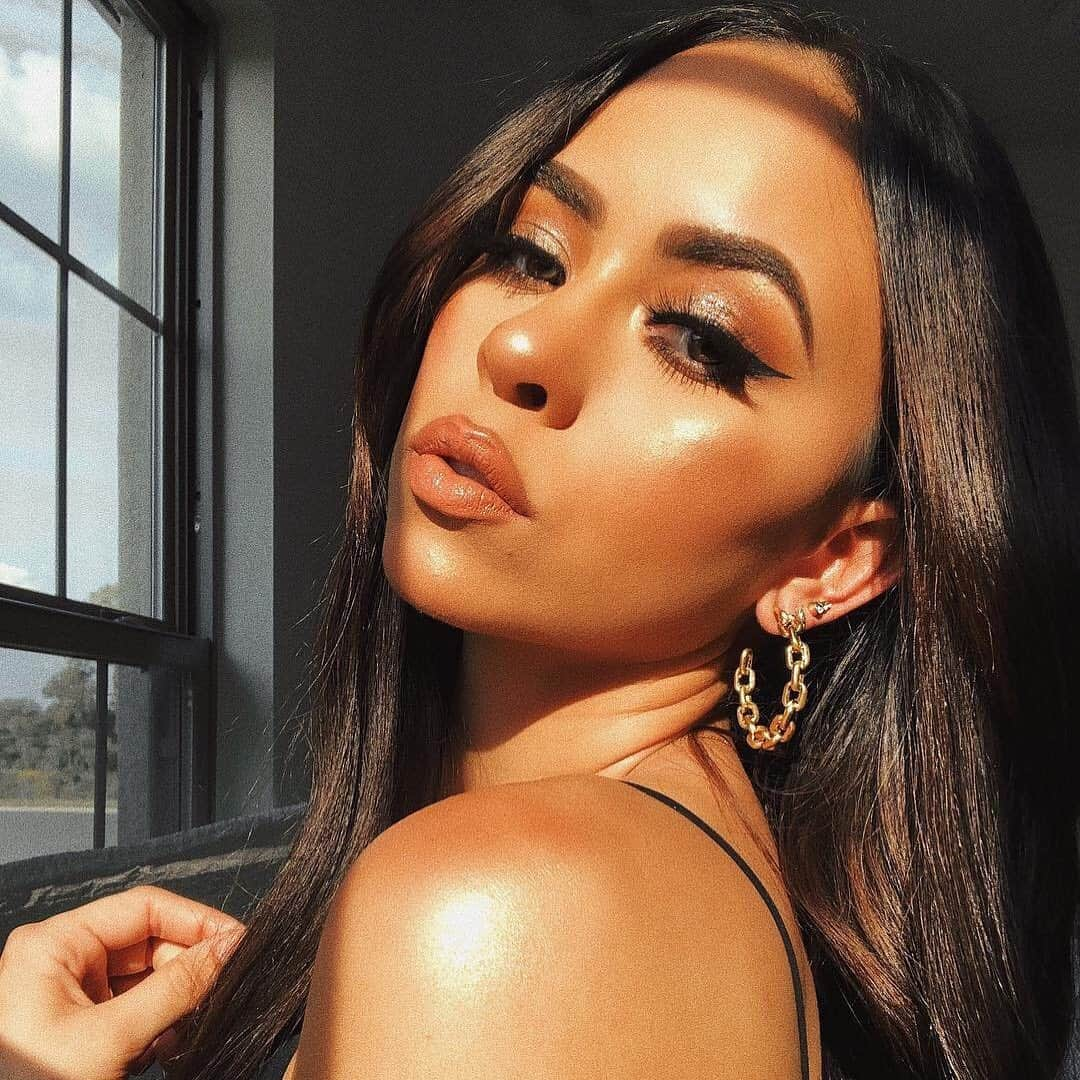 Too Facedさんのインスタグラム写真 - (Too FacedInstagram)「SLAY your weekend glam like our babe @valelorenbeauty 🤩 in our Better Than Sex Eyeliner! 🔥 #regram #betterthansex #toofaced」5月11日 23時55分 - toofaced