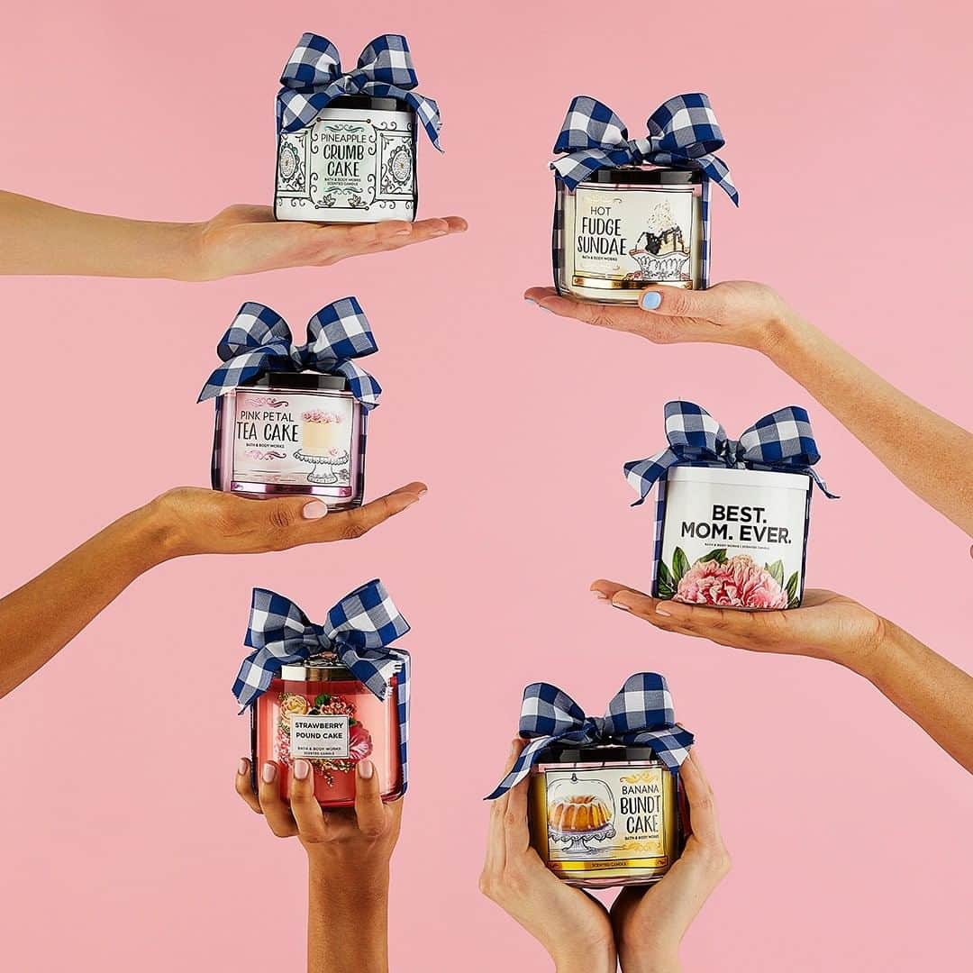 Bath & Body Worksさんのインスタグラム写真 - (Bath & Body WorksInstagram)「Just a quick 📆 reminder – Mother's Day is TOMORROW❗& these sweet 3-Wicks will make the perfect last-minute gift if you're still on the hunt for something for Mom! 🎁」5月12日 0時00分 - bathandbodyworks