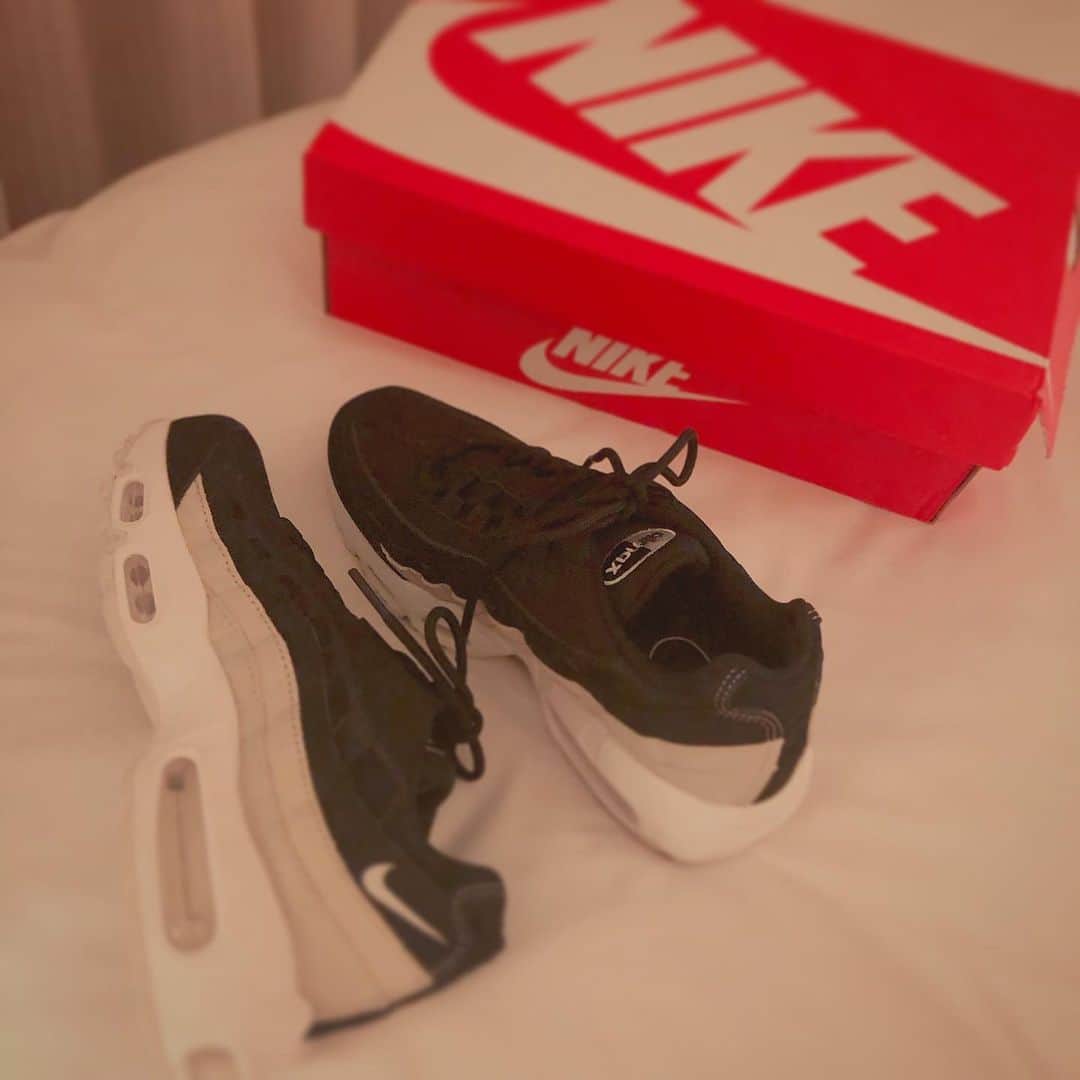 渡辺楓のインスタグラム：「探しに探してようやく台湾で見つけたスニーカー👟 楽チンだし、可愛くて、最近毎日のように履いてる🤤♡ #エアマックス95  #airmax95  #nike #nikeairmax  #ナイキスニーカー #ナイキ女子 #台湾」