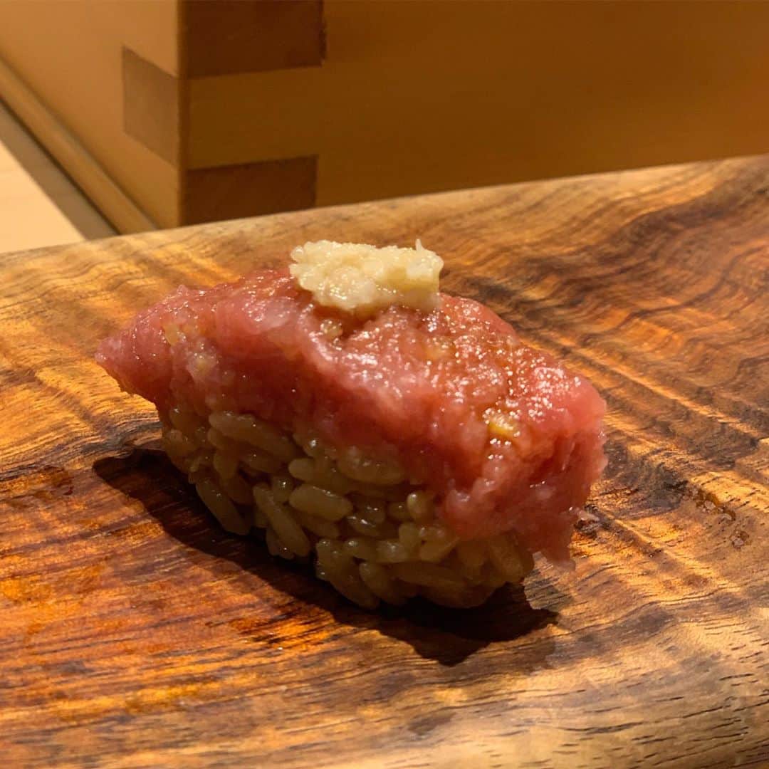 Taku Takahashiのインスタグラム：「「すし匠ワイキキ店」 人の数だけ鮨への拘りがあると思う。僕が初めて本気でハマったのは20代たまたま入った札幌の「姫沙羅」。そして初めて鮨とはなんぞやってのを教えてくれたのはここ「すし匠」  厳密に言うと昔は四谷にらあって今はホノルルにある。「ホノルルでお鮨？」って思われる人もいるかもだけど、大将の中澤さんにとっては大きなチャレンジとしてやってきてる。  かれのルールの中では地元で取れるもの、そしてアメリカに住んでいるのだからアメリカの食材でどれだけ江戸前をできるかチャレンジしている。その姿勢はいつも刺激になる。たとえばなんだけど、コメはカリフォルニア米。実はこっちの方がお鮨に向いてるらしい。あと「ガリ」ではなく「ガリのようなヤシの実」。これはここでしか食べられない。  僕がここが大好きな理由は、ツマミとお鮨が交互に来てくれること。あと暖かいものと冷たいものの緩急のつけ方が素晴らしい。そしてなによりも、大将のチャレンジ精神。大変なこと、うまくいったこと、世の中で起こってること。なにも包み隠さず色々と教えてくれる。 「えー？ハワイで鮨が美味しくできゆの？」って思われる人もいるかもだけど、どこにある鮨か？ってより誰がやる鮨か？ってのが大事だっていうのを教えてくれるお鮨屋さん。世界でやっていくヒントもここへ来るといっぱいもらってる。  次はいつ行けるかわからないけど、中澤さんに会いにいくためだけでもホノルルに行きたくなる時がある。  #お鮨 #ホノルル」