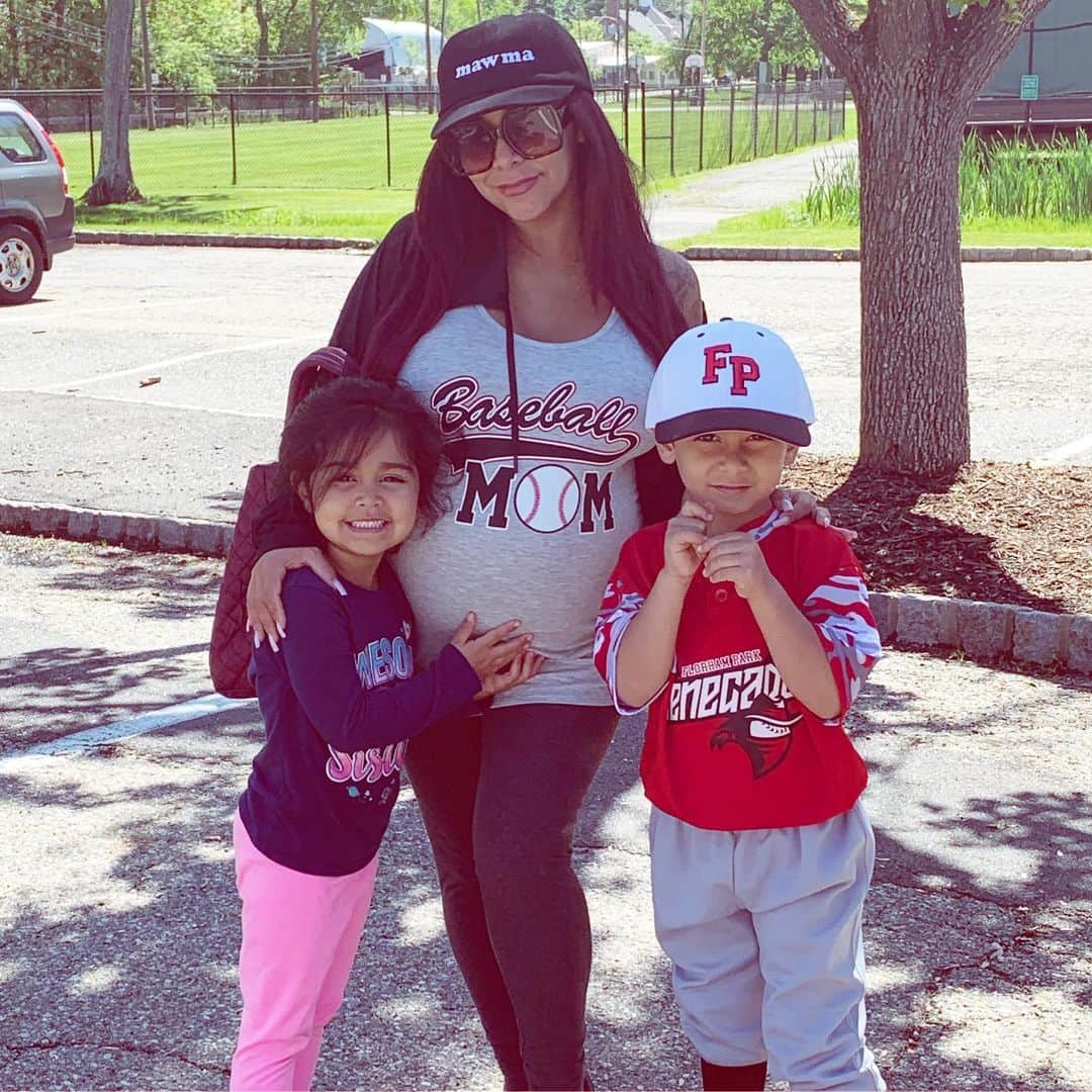 ニコール・ ポリッツィのインスタグラム：「So blessed to be their mawma! Now spoil me this weekend 🤪 ( tank & hat: nicolescraftroom.com )」
