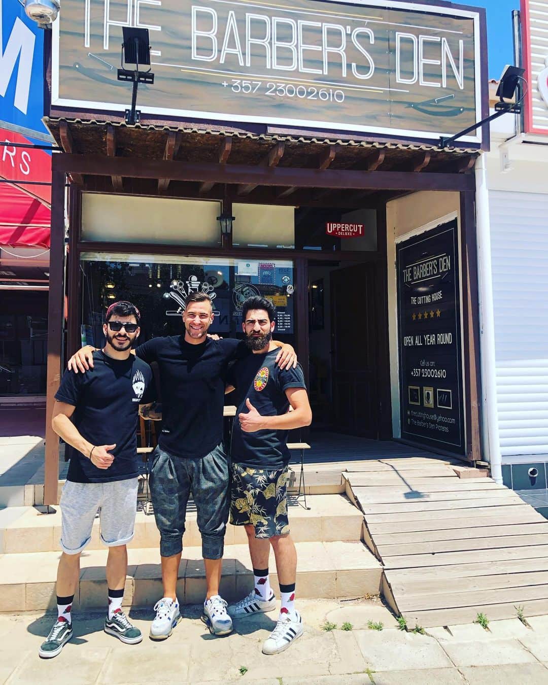 ボルハ・エキサのインスタグラム：「The best barbershop ✂️✂️ In Cyprus 🇨🇾!!!🔝🔝 @andys.kyriakou  @zaxosmelo  Brothersss all the best!!😘👌 See you soon!!」