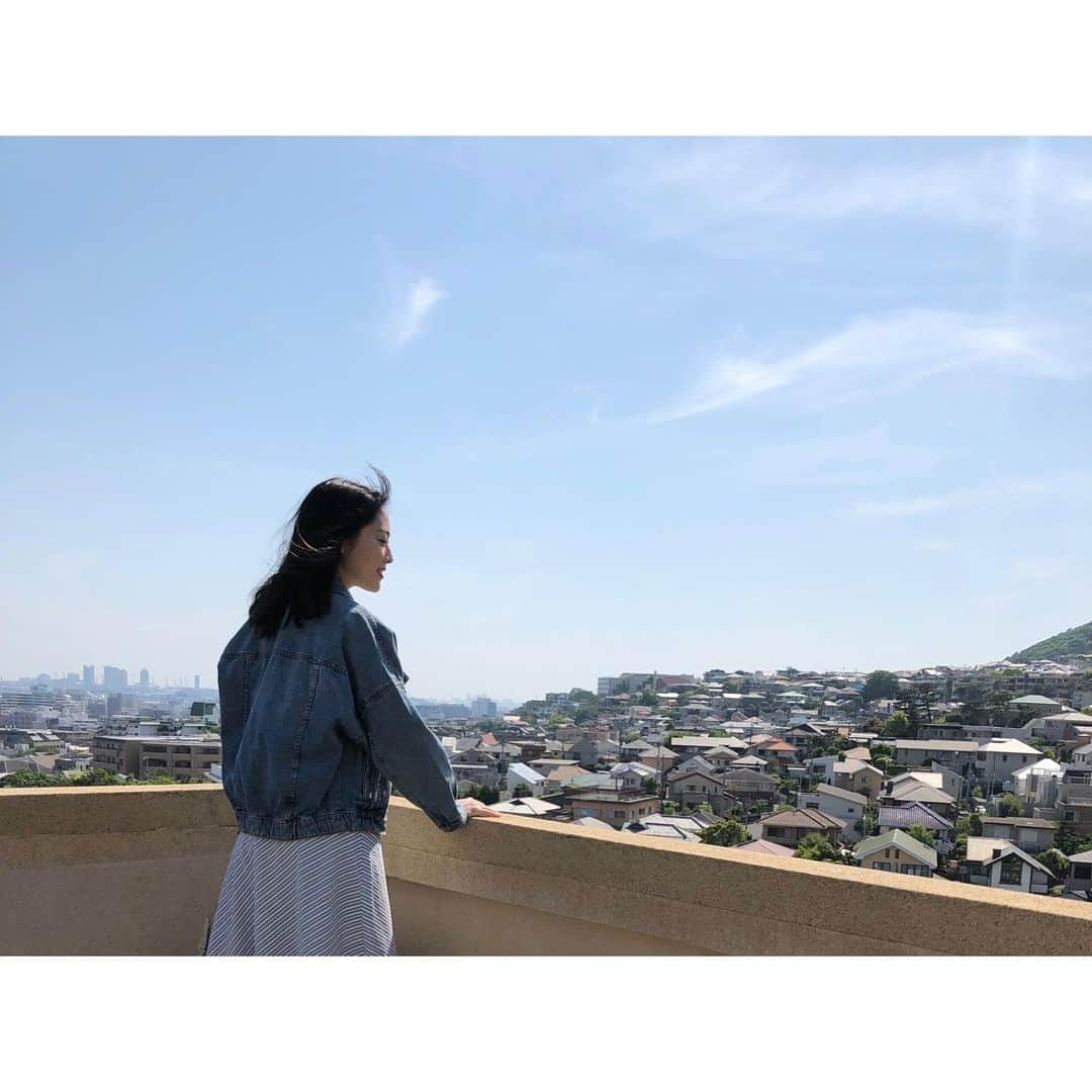 松浦雅さんのインスタグラム写真 - (松浦雅Instagram)「いい街だなぁ〜、としみじみ。 関西にお住まいの方は 最近投稿する写真の風景で、もしかすると ピンと来ているかも知れませんが、 私、少し前から地元に帰っております😊 芦屋という街に生まれて本当に良かったと 心から思う毎日です。 山が見えて、海が見える。なんて贅沢だろうって！ 私は高校生の頃に上京したので その時間を取り戻すかの様に、お母さんのご飯を これでもかって位いっぱい食べて、甘えています。 地元の親友にも会ったりしてね。 事故や病気など無ければですが、まあ長い人生ですから、 こんな風に、長い時間をかけて 自分を癒す時期もあっていいかなぁと。 なんとなく、そう思ったりしています。☺️ お母さんに甘えておいで、と許してくれた事務所にも感謝です！ 自分をたいせつに、見つめなおして また、がんばれますように。 #芦屋 #帰省 #兵庫県 #おやすみ #ありがとう」5月12日 0時18分 - m.miyabi614