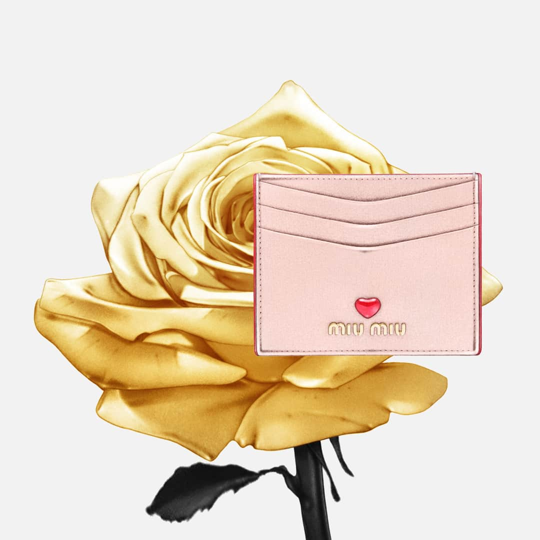 Miu Miuさんのインスタグラム写真 - (Miu MiuInstagram)「The #MadrasLove card holder by @MagdaAntoniuk, a sweet gift for a special person: discover our new selection for Mother’s Day #MiuMiu」5月12日 0時31分 - miumiu