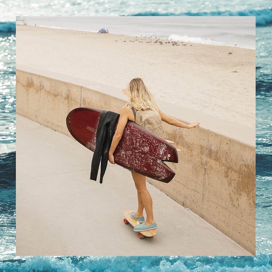 のインスタグラム：「They’re called Sidewalk Surfers for good reason. 🛹🏄‍♀️ #SanukSidewalkSurfer #SanukDonna #Sanuk #SmilePassItOn」