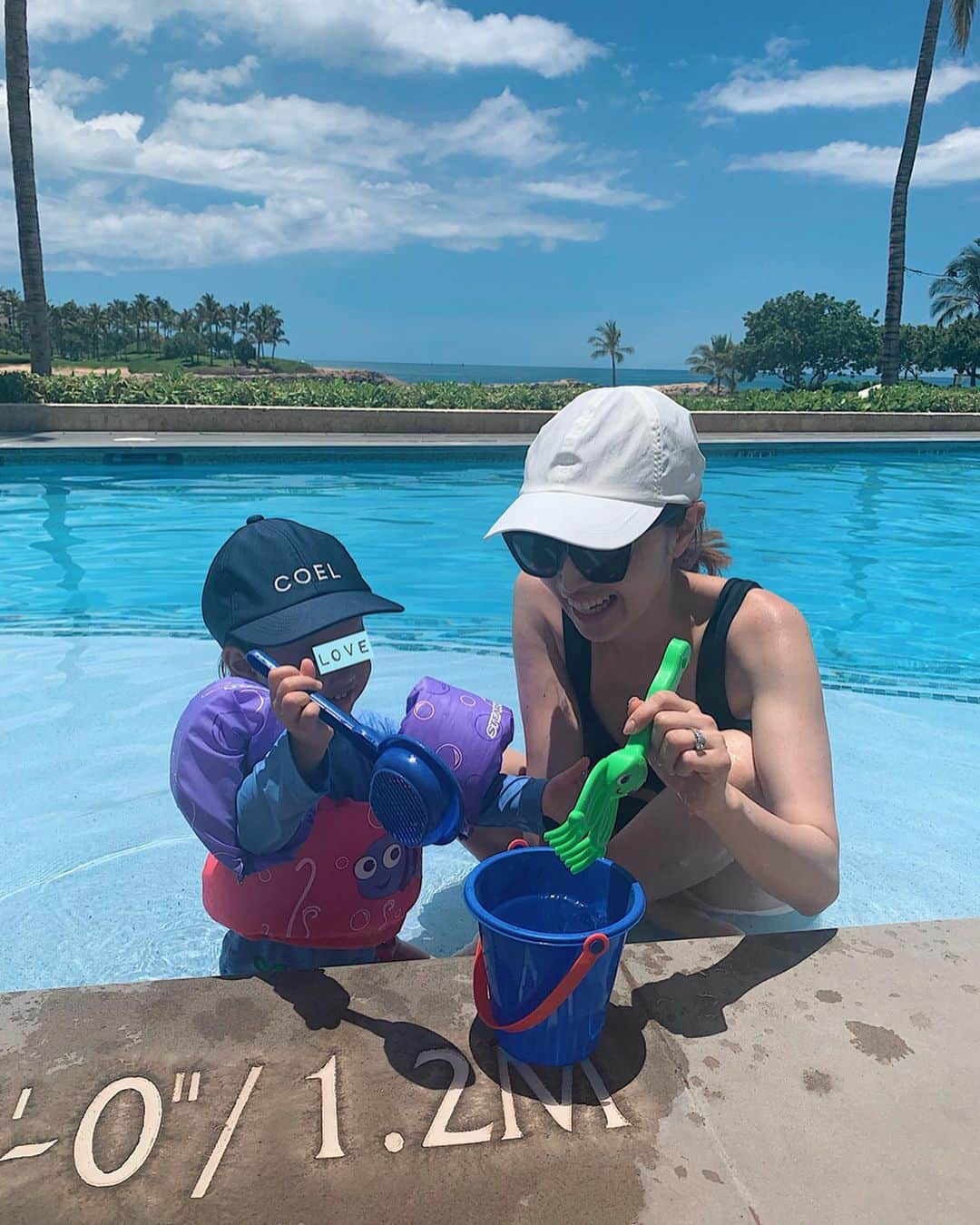 翁安芸さんのインスタグラム写真 - (翁安芸Instagram)「プールでもおままごと🍳🍝🥗💛🌴 ご質問いただいていた私のキャップは #någonstans #ナゴンスタンス です😊 #お料理中 #momanddaughter #おままごと #プール #ハワイ #hawaii #coel  #akiweng」5月12日 0時28分 - akinyc