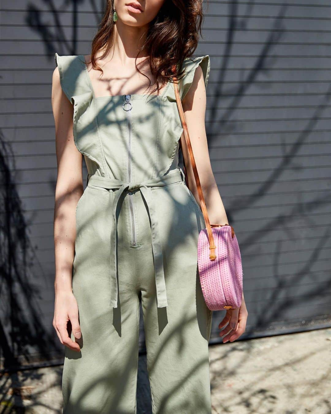 Nordstromさんのインスタグラム写真 - (NordstromInstagram)「We're finding that perfect pairings look a little something like this: utility jumpsuits and colorful accessories 👌」5月12日 0時29分 - nordstrom