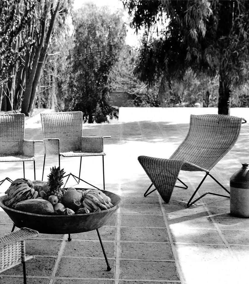 Meganさんのインスタグラム写真 - (MeganInstagram)「Clara Porset chairs and the worlds biggest fruit bowl 🍇🍉🥭 #claraporset #claraporsetfurniture #patio #garden」5月12日 0時32分 - zanzan_domus