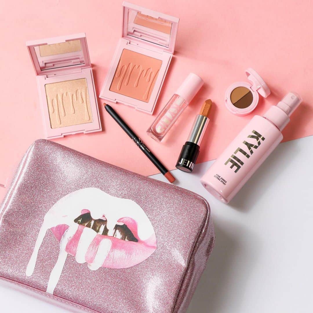 Kylie Cosmeticsさんのインスタグラム写真 - (Kylie CosmeticsInstagram)「🌸 get a FREE makeup bag of your choice this weekend when you spend $40 or more only on KylieCosmetics.com 💕 while supplies last! ends 5/13 12pm pst」5月12日 0時39分 - kyliecosmetics