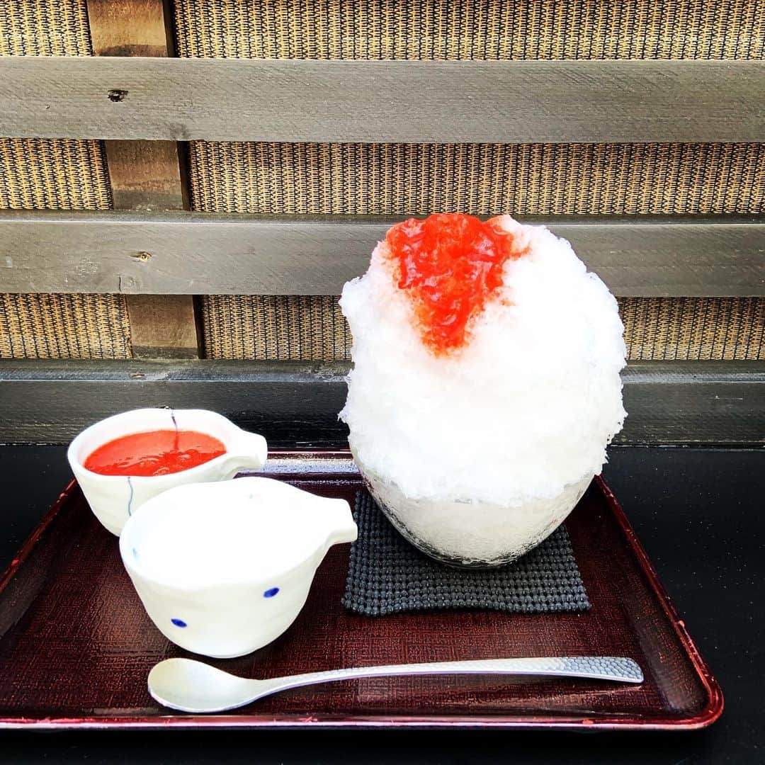 志摩有子さんのインスタグラム写真 - (志摩有子Instagram)「からの、 @akihigashihara  ちゃん情報により今年の営業が始まったのを知って、かき氷🍧フレッシュなあまおうとミルク。シロップたっぷりで大満足。お蕎麦とかき氷でヘルシーランチ（自己評価） #かき氷 #あまおうミルク」5月11日 15時47分 - ariko418