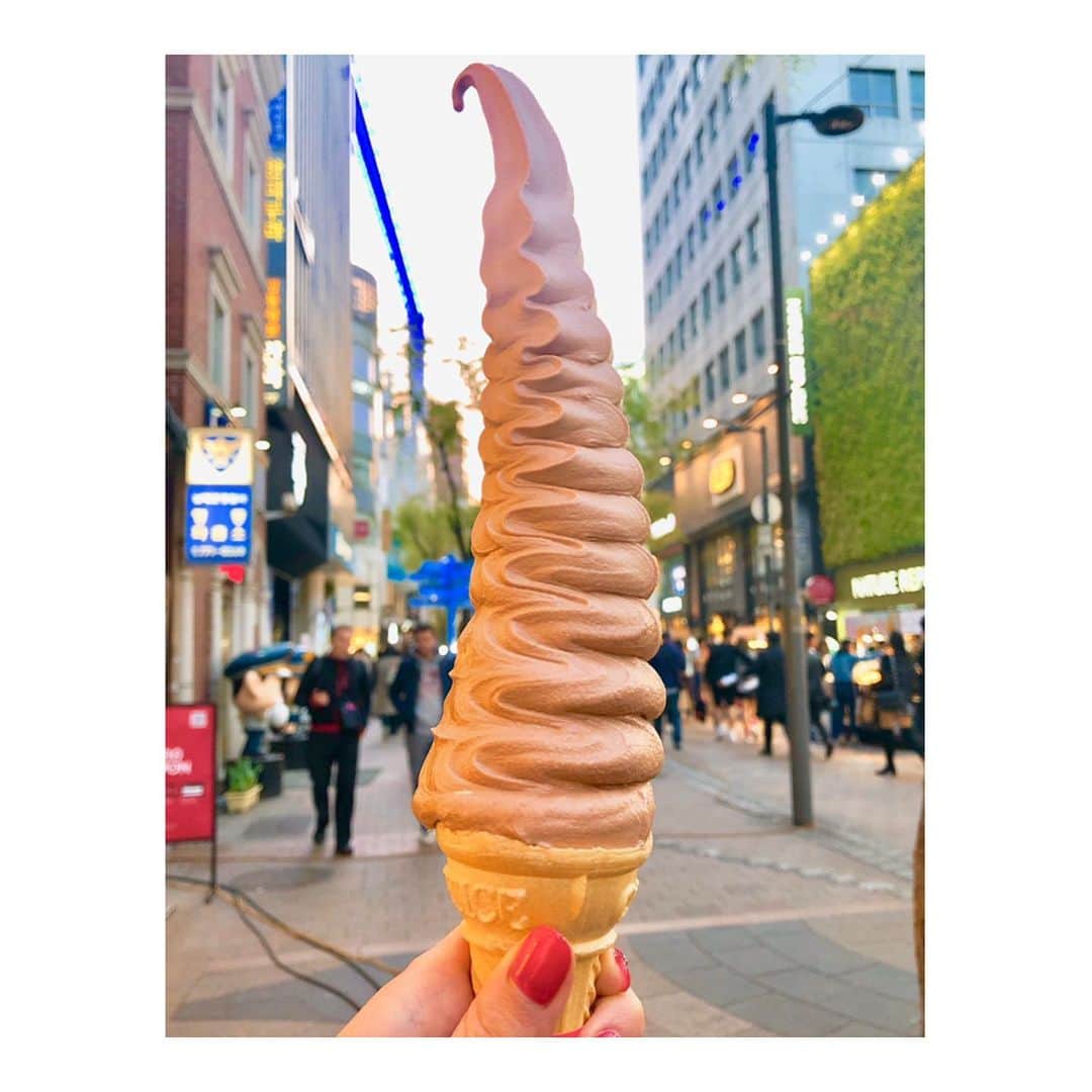 山田優依さんのインスタグラム写真 - (山田優依Instagram)「32cm Icecream 🍦❤️ . 韓国にくると毎回食べちゃう32㎝ソフト 特別美味しい！って訳じゃないんだけどね🥳 . たったの2000wonでテンション上げさせてくれる👏 . #korea #myongdong #icecream」5月11日 15時47分 - yui_gourmetwalker