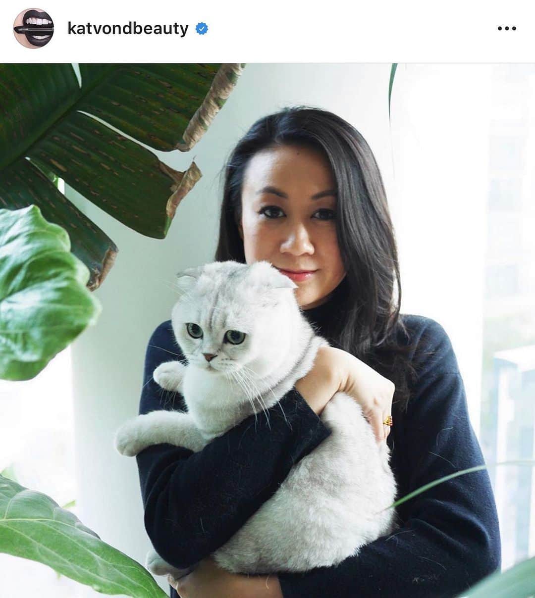 Hiroさんのインスタグラム写真 - (HiroInstagram)「Repost @katvondbeauty: Snuggle your mama this Sunday, just like I am with my 🐈-mom @j.amie_______ . HAPPY #FurryFriendFriday and #MothersDay!!!! 🙀🙀🙀🙀 SPOILER ALERT: meet me with @katvondbeauty at my Meet-and-Greet at #CatCon2019 in Pasadena on June 29th! Click the link in my bio for tickets to @catconworldwide 😻😻」5月11日 15時44分 - superhirocat