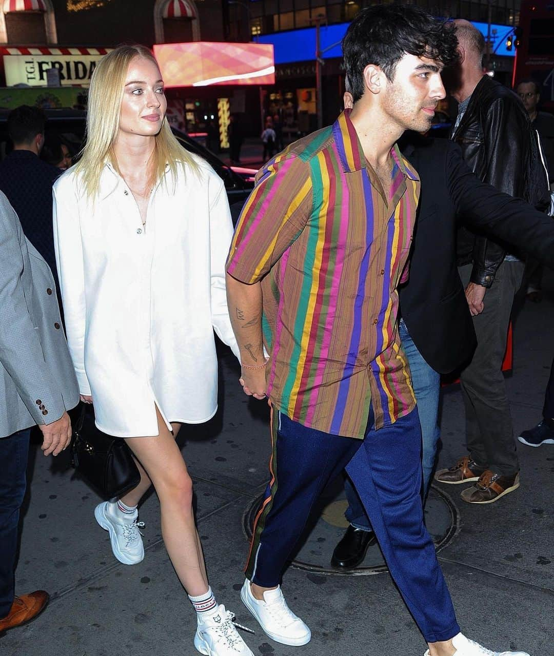 Just Jaredさんのインスタグラム写真 - (Just JaredInstagram)「@nickjonas and @priyankachopra have a double date night with @joejonas and @sophiet while seeing a Broadway performance! #NickJonas #JoeJonas #PriyankaChopra #SophieTurner Photos: Backgrid」5月11日 15時53分 - justjared