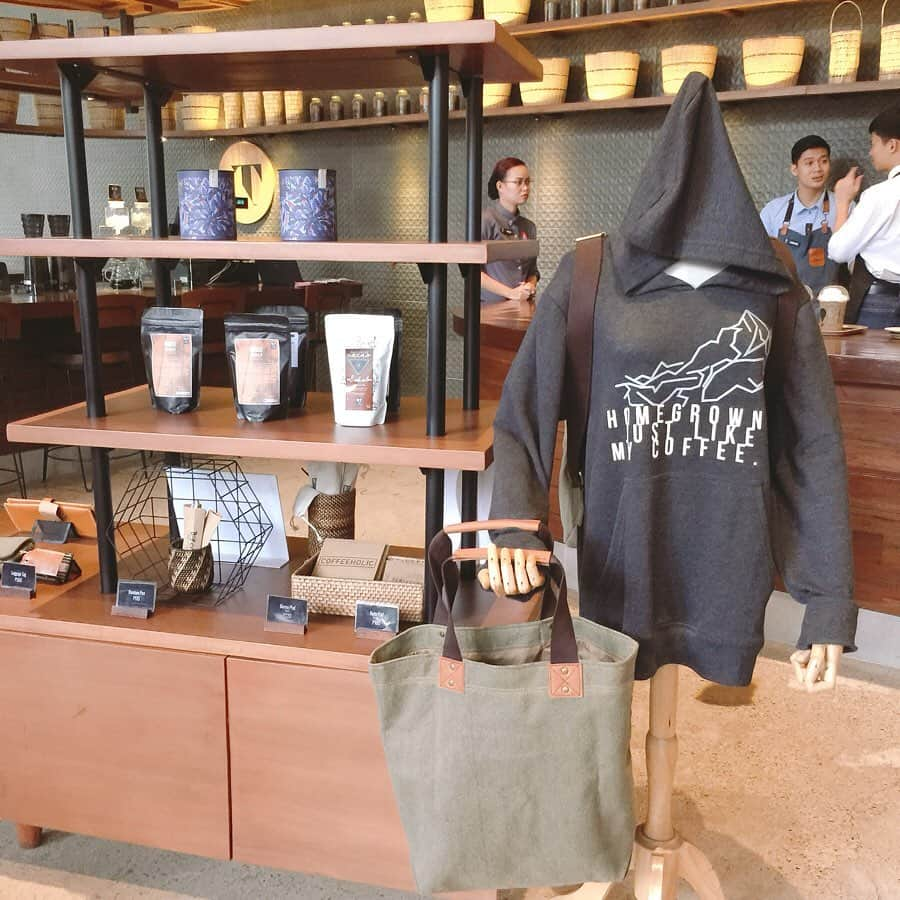 石井あみさんのインスタグラム写真 - (石井あみInstagram)「❂BO'S coffee❂﻿ ﻿ フィリピンブランドのボスコーヒー☕️﻿ ご飯も食べられるのでちょこちょこ行きます。﻿ ﻿ フィリピンは、コーヒーもチョコレートも名産。﻿ ﻿ ボスコーヒーは町中にあるけど、オスメニアのお店は、﻿ 去年12月に拡大してリニューアル。﻿ ﻿ ここ中目黒ですか？﻿ みたいなおしゃれな空間になってました。﻿ ﻿ 今日はラテではなく、turmeric ginger teaを🍋﻿ すっきりスパイシーで爽やかなアイスティ！﻿ ﻿ 子どもが学校に行っている間…﻿ 気持ちのいい空間でお茶するって、﻿ この上ない贅沢！﻿ 抱っこ紐もおろしたいという贅沢は言いませんw﻿  #抱っこ紐はお友だち#cafe#boscoffee#セブカフェ#カフェ好きな人と繋がりたい ◇─◇─◇─◇─◇─◇─◇─◇─◇─◇─◇─◇─◇─◇─◇ ［CEBUYOLO〜you only live once〜］ http://www.cebuyolo.com セブ島留学をサポートさせて頂いています。 無料相談はDM、メールにてお待ちしております✰ #cebu#セブ#cebuyolo#セブ島留学#セブ留学#セブ島親子留学#セブ島母子留学#語学留学#母子留学#親子留学#세부#セブ移住#セブ島移住#セブライフ#cebulife#セブ在住#セブ生活#セブ子育て#海外子育て#ママ ◇─◇─◇─◇─◇─◇─◇─◇─◇─◇─◇─◇─◇─◇─◇」5月11日 15時52分 - ami_cebuyolo