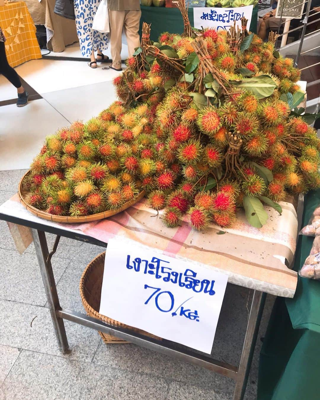 新井利佳さんのインスタグラム写真 - (新井利佳Instagram)「#kvillage #farmersmarket #kvillagefarmersmarket  #bangkok #thailand #petfriendly #fresh #yummy #health #organic #like #yolo #vegetables #weekend #market #曼谷 #泰國 #市集 #週末市集 #好吃 #新鮮 #好玩 #中午簡單吃 #曼谷美食 #ファーマーズマーケット #美味しいものいっぱい #オーガニック #ビール買えば良かった」5月11日 15時54分 - rika.arai