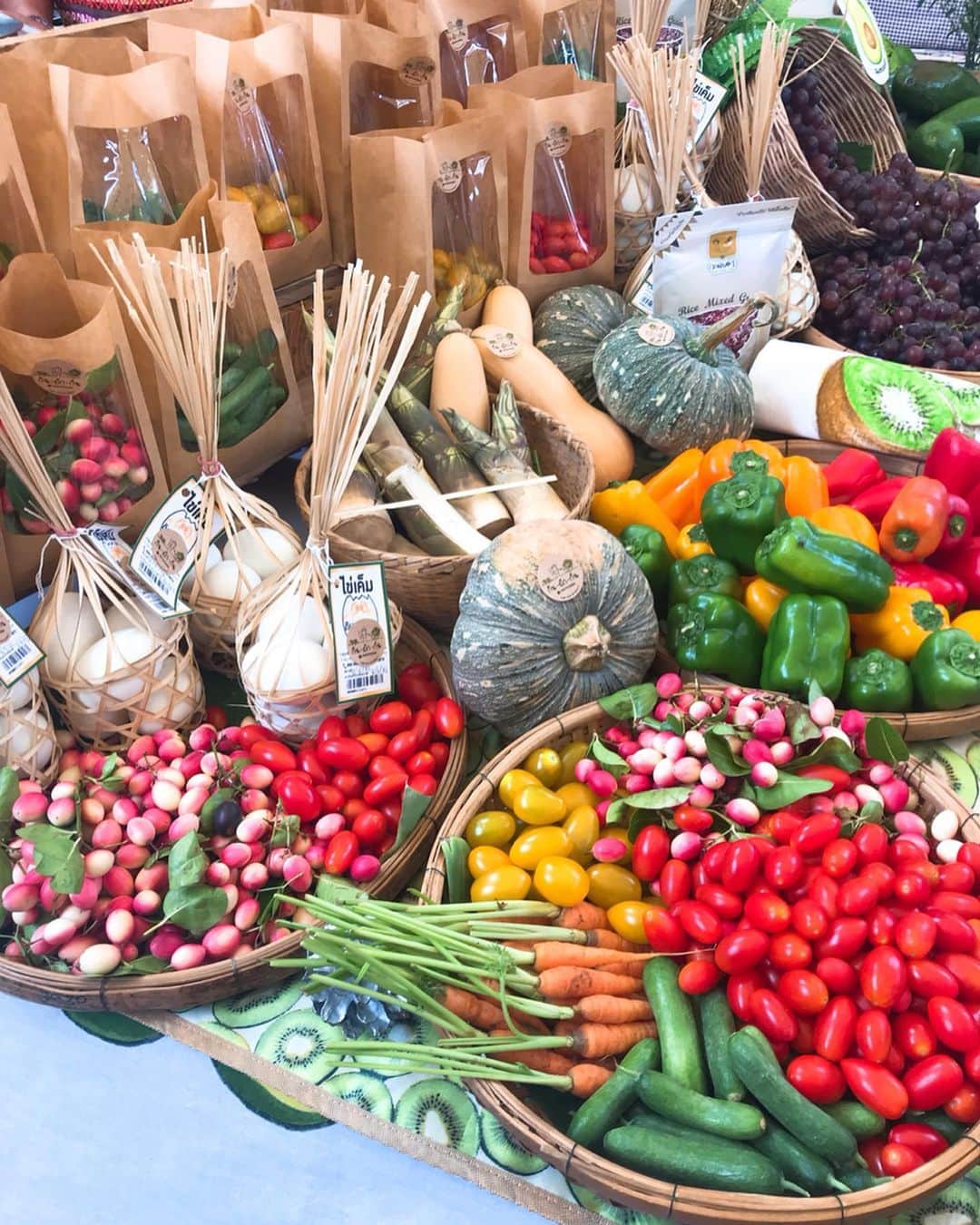 新井利佳さんのインスタグラム写真 - (新井利佳Instagram)「#kvillage #farmersmarket #kvillagefarmersmarket  #bangkok #thailand #petfriendly #fresh #yummy #health #organic #like #yolo #vegetables #weekend #market #曼谷 #泰國 #市集 #週末市集 #好吃 #新鮮 #好玩 #中午簡單吃 #曼谷美食 #ファーマーズマーケット #美味しいものいっぱい #オーガニック #ビール買えば良かった」5月11日 15時54分 - rika.arai