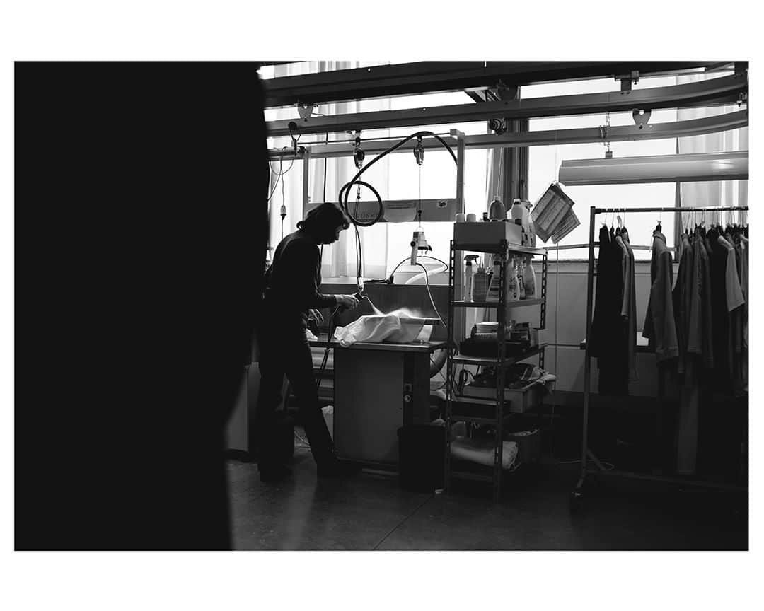 ストラネスさんのインスタグラム写真 - (ストラネスInstagram)「A little glimpse into our headquarters in Nördlingen. We love what we do!⁣ ⁣ #fashion #fashionindustry #handmade #craft #handcrafted #blackandwhite #photography #behindthescenes⁣」5月11日 16時05分 - strenesse