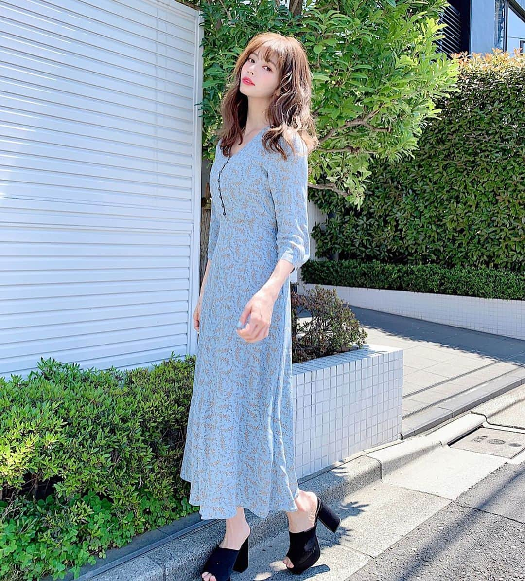 得あゆさんのインスタグラム写真 - (得あゆInstagram)「このワンピース可愛すぎない？！🍊✨👉🏻 ・ お友達のあきぽよ @i_am____aki のブランド バリアシャム @vriacharme のワンピースです✨✨✨ 個人的に可愛すぎて購入🍊😍✨✨✨ 韓国ファッションで可愛い服がたくさん！ チェックしてみてね🍊✨✨ ・ ・ ・ ・ ・ ・ ・ ・ ・ #vriacharme#セレクトショップ#ブランド#お洒落#大人可愛い#大人カジュアル#コーディネート#ワンピース#スカート#ガーリー#韓国#韓国ファッション#友達#おすすめ#インスタ映え#カメラ女子#写真#撮影#モデル#ヘアスタイル#ヘアアレンジ#メイク#韓国コスメ#강남#패션#원피스#메이크업#selectshop#koreafashion#onepiece」5月11日 15時57分 - tokuayu819