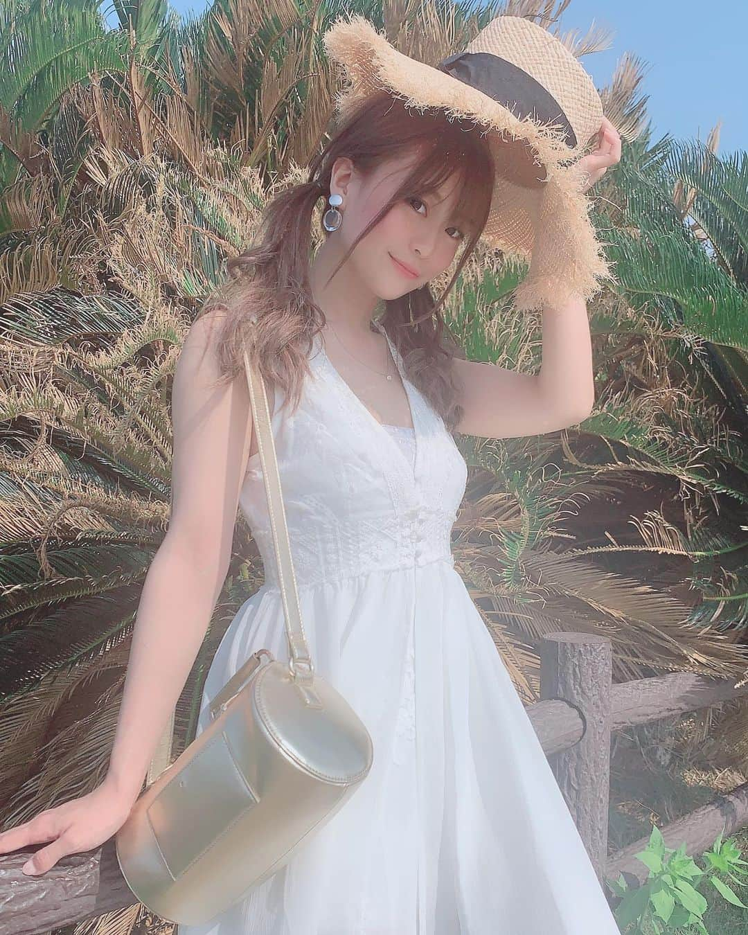 阿久津真央さんのインスタグラム写真 - (阿久津真央Instagram)「ナチュラルビューティーキャンプ👒 沖縄に来てるよっヽ(*'▽'*)ﾉ☀︎ 万座毛も観光してきたよ📸✨ happy...🌻♡ #沖縄ビューティーキャンプ #naturalbeautycamp #ナチュラルビューティーキャンプ #キレイモ @naturalbeautycamp @kireimo_official  #オシャレグラビア #10秒グラビア #code #codenate #photo #movie #ファインダー越しの私の世界  #水着 #撮影 #スタジオ #カメラ #カメラ #ポートレート #グラビア #モデル #タレント #グラドル」5月11日 16時03分 - akutsumao