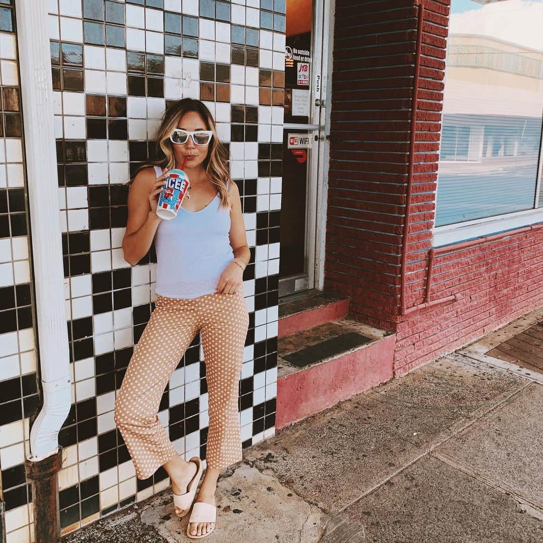 アリッサ ウーテンのインスタグラム：「Sometimes all you need is an Icee and a @thedrybar blowout 💫 and a super cute outfit from @revolve ⭐️ Pants from @lpa and sunnies from @mymymy 💕 Check our my stories for the details ❤️ #revolveme #mymymy #drybarwaikiki」