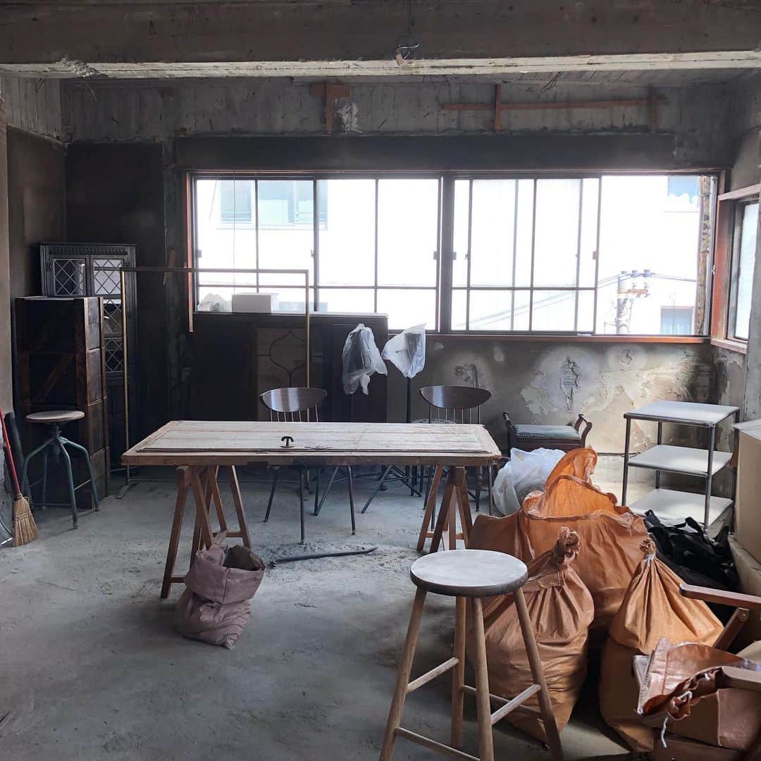 北原徹さんのインスタグラム写真 - (北原徹Instagram)「瓦礫の撤去作業終了！ あまり考えず、このままの廃墟を事務所にしようと思った今日。#新事務所 #please @please_tokyo #photographer #photography」5月11日 16時09分 - torukitahara