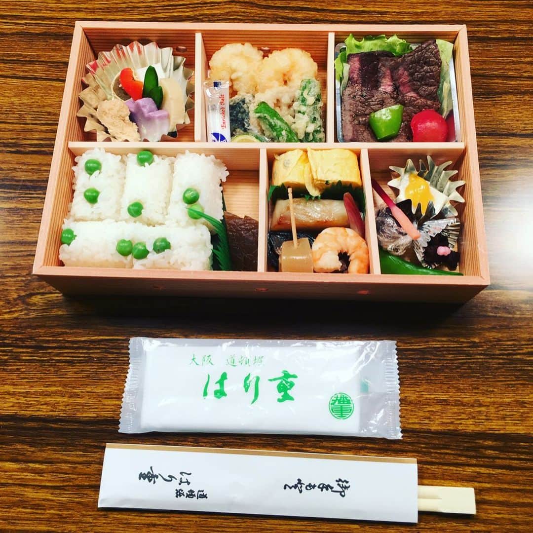 西川忠志さんのインスタグラム写真 西川忠志instagram はり重 の豪華お弁当 はり重さんと大阪松竹座はお隣同士 本日も はり重 の社長様 そしてご子息様お揃いで 大阪松竹座楽屋に豪華お弁当をお届け頂きました 今日も美味しく頂きました これで夜の