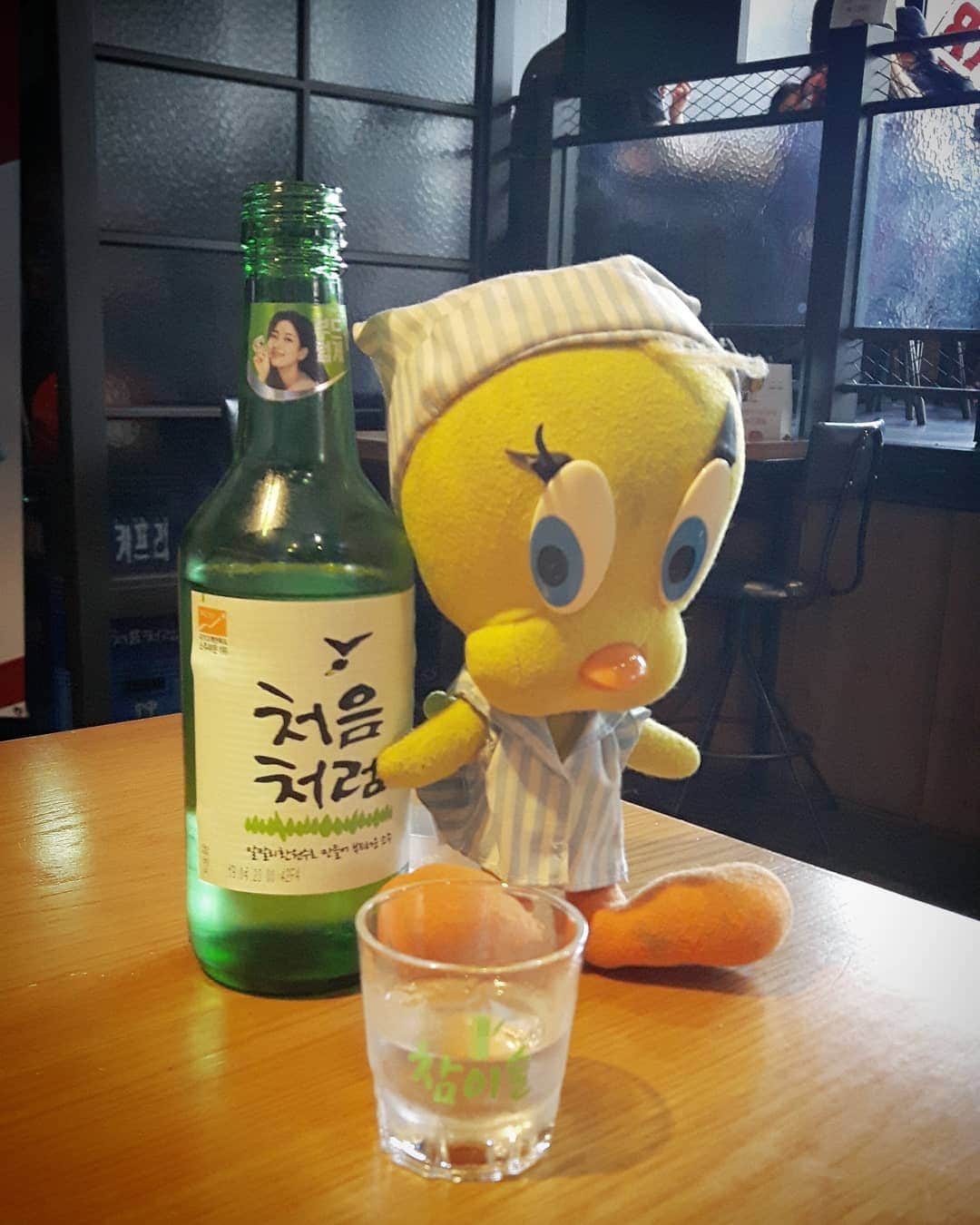 Little Yellow Birdさんのインスタグラム写真 - (Little Yellow BirdInstagram)「I could really get used to the soju here in South Korea😆 #littleyellowbird #tweety #tweetykweelapis #adventures #yellow #bird #southkorea #korea #zuidkorea #soju #drinks #weekend #holidays #travel #traveling #wanderlust #asia #azie #stuffedanimalsofinstagram #plushiesofinstagram」5月11日 16時14分 - tweetykweelapis