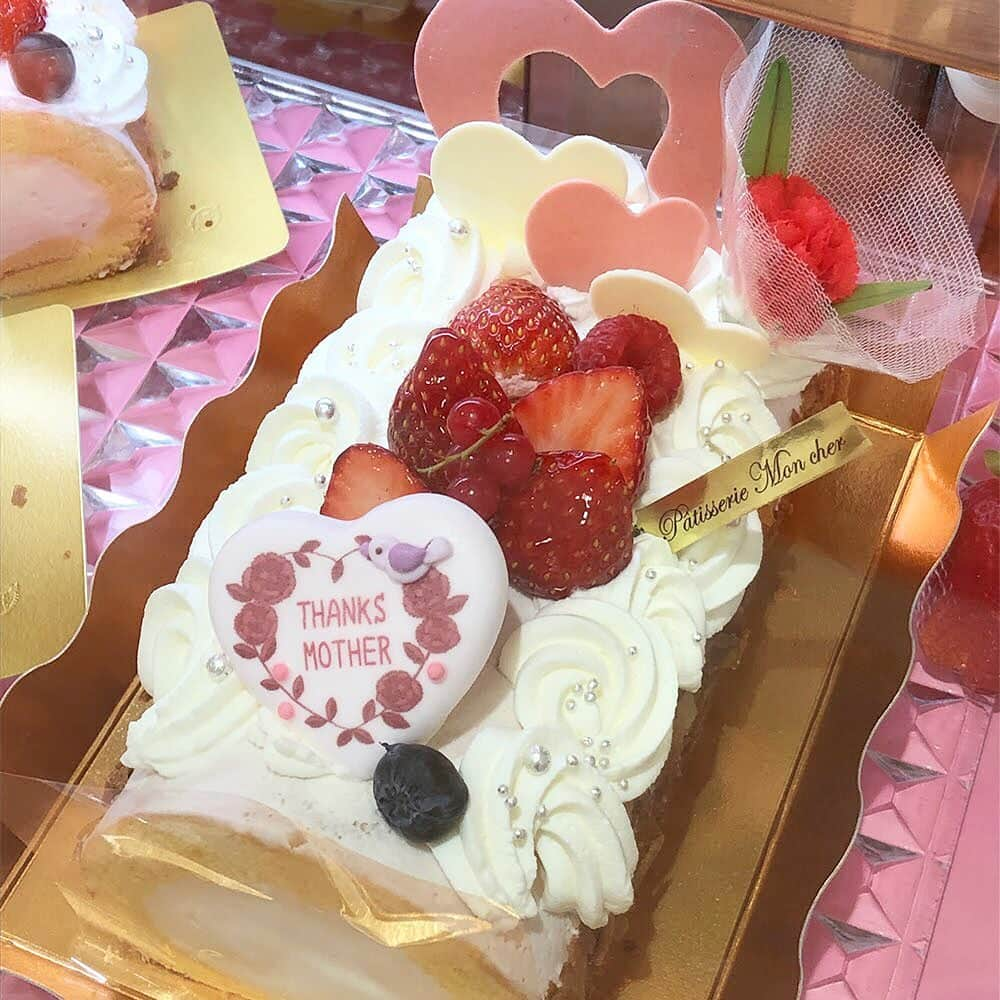 daimarusapporoさんのインスタグラム写真 - (daimarusapporoInstagram)「【母の日おすすめスイーツ🍰】 . 明日5/12(日)はいよいよ母の日ですね💕 母の日の食卓を彩る「母の日スイーツ」をご紹介いたします。❤️ . 写真1枚目 〈ロリオリ〉カップケーキ . 写真2枚目 〈ISHIYA〉フラワーシフォン . 写真3枚目 〈ルタオ〉ハートルージュ . 写真4枚目 〈モロゾフ〉マザーズデー プリンのブーケ(ストロベリー) . 写真5枚目 〈銀座文明堂〉母の日カステラ 特2号 . 写真6枚目 〈きのとや〉母の日ハートフレジェ . 写真7枚目 〈パティスリーモンシェール〉サンクスママロール . 写真8枚目 〈足立音衛門〉たらちね . 母の日らしくハートやお花をモチーフにしたスイーツです💕 ぜひ、ご賞味ください😍 地1階 ほっぺタウン和洋菓子売場で販売中です❤️ . #母の日 #スイーツ #母の日スイーツ #ケーキ #ロリオリ #イシヤ #ルタオ #モロゾフ #銀座文明堂 #きのとや #パティスリーモンシェール #足立音衛門 #大丸札幌」5月11日 16時38分 - daimarusapporo