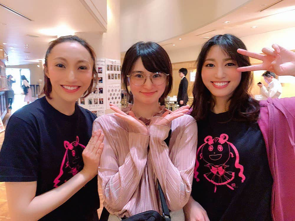 大久保聡美さんのインスタグラム写真 - (大久保聡美Instagram)「奏音とあきのさんと一慶さんが出演している ミュージカル「憂国のモリアーティ」を観劇🤓💓 途切れない集中力に心地よいテンポ感 美しい舞台セットとそれを照らす美しい照明 理解しやすく飽きのこない脚本に演者の存在感 おーーー……もしろかった……!!!!! すごく好きな世界でしたっ こんな舞台憧れる😭 皆さんにも観てもらいたい(((o(*ﾟ▽ﾟ*)o))) 2人ともセラミュTシャツ可愛い🥳✨ #ミュージカル #憂国のモリアーティ #観劇」5月11日 16時38分 - stm_o_