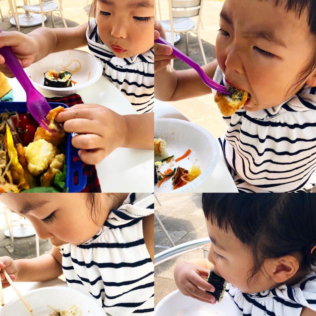 新井美穂さんのインスタグラム写真 - (新井美穂Instagram)「今日は朝早くから#チャプチェ と、穴子の#きんぱ とメロの#ジョン#韓国風ピタカ で#韓国風お弁当 こしらえて、娘と#郷土の森 へ。 お弁当の存在を知ってしまうと、お弁当食べるまで落ち着かない娘は行きの電車の時点で「これはおかあさんのおはしだからね」と私の割り箸割って準備完璧（笑）#娘からの圧力 なので着いて早々10時半にお弁当タイム😅 やはり#メロ の皮にがっつく娘（笑）#魚の皮好き たらふく食べてから、古い建物#水遊び 存分に満喫した後 帰りの駅前マクドナルド見て、お腹空いたとおねだりされ、ハッピーセット食べる娘。お弁当意味ないやーん😭（笑） #娘2歳11ヵ月#休日おでかけ#お弁当#よく食べる娘#食欲旺盛」5月11日 16時41分 - arai_miho