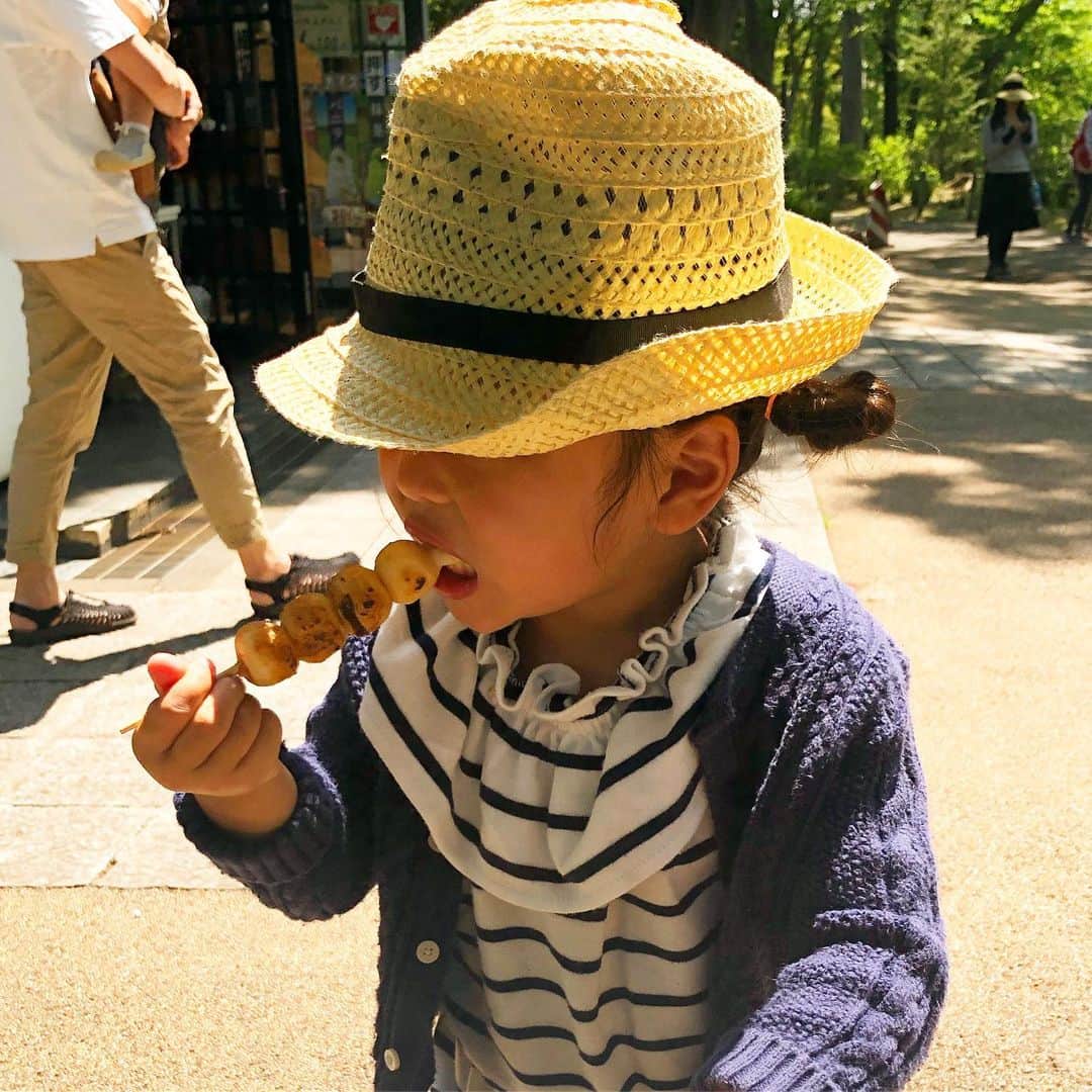 新井美穂さんのインスタグラム写真 - (新井美穂Instagram)「今日は朝早くから#チャプチェ と、穴子の#きんぱ とメロの#ジョン#韓国風ピタカ で#韓国風お弁当 こしらえて、娘と#郷土の森 へ。 お弁当の存在を知ってしまうと、お弁当食べるまで落ち着かない娘は行きの電車の時点で「これはおかあさんのおはしだからね」と私の割り箸割って準備完璧（笑）#娘からの圧力 なので着いて早々10時半にお弁当タイム😅 やはり#メロ の皮にがっつく娘（笑）#魚の皮好き たらふく食べてから、古い建物#水遊び 存分に満喫した後 帰りの駅前マクドナルド見て、お腹空いたとおねだりされ、ハッピーセット食べる娘。お弁当意味ないやーん😭（笑） #娘2歳11ヵ月#休日おでかけ#お弁当#よく食べる娘#食欲旺盛」5月11日 16時41分 - arai_miho