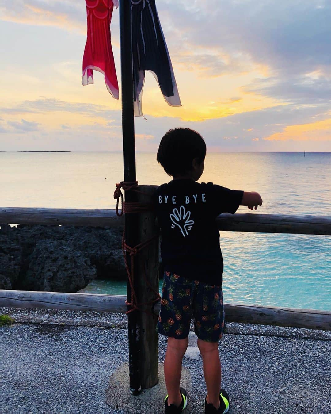 スザンヌさんのインスタグラム写真 - (スザンヌInstagram)「子どもの日には﻿ 鯉のぼり🎏と夕陽☀️と﻿ 背中にはBYEBYE👋で﻿ おっきくなったなぁ。いつのまにか。な息子🙋‍♂️﻿ ﻿ オレンジとブルーのコントラストが最高にキレイだった😊﻿ ﻿ 最後のふたりは﻿ 与論で1番最初に出来たお友達👯‍♂️﻿ とても変な人だけど﻿ ほんとに優しくて頼もしくてだいすき！！﻿ ﻿ この日はお昼に日焼けして肩が痛すぎたからわたし、島の人より薄着😂﻿ ﻿ 服はタグ付けたよ🏷﻿ ﻿ ﻿ #与論島 ﻿ #yoron ﻿ #スザ旅﻿ #思い出pic」5月11日 16時53分 - suzanneeee1028