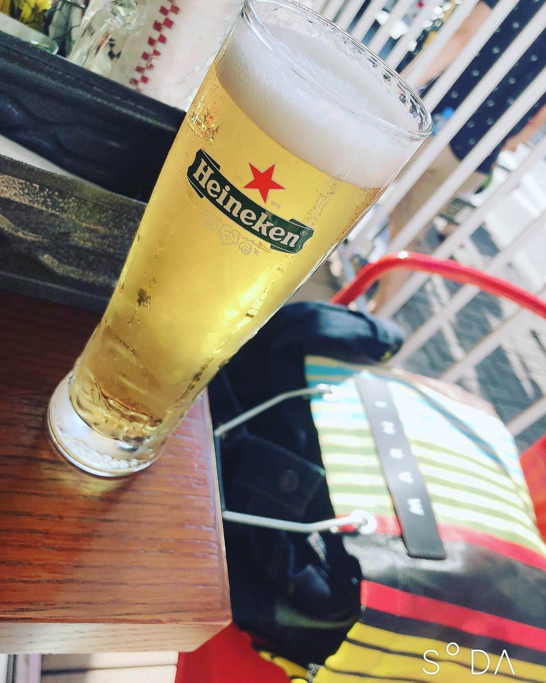 東なつ紀のインスタグラム：「土曜日最高！ #13時起床からのビール🍺 #ハンバーガー #🍔」
