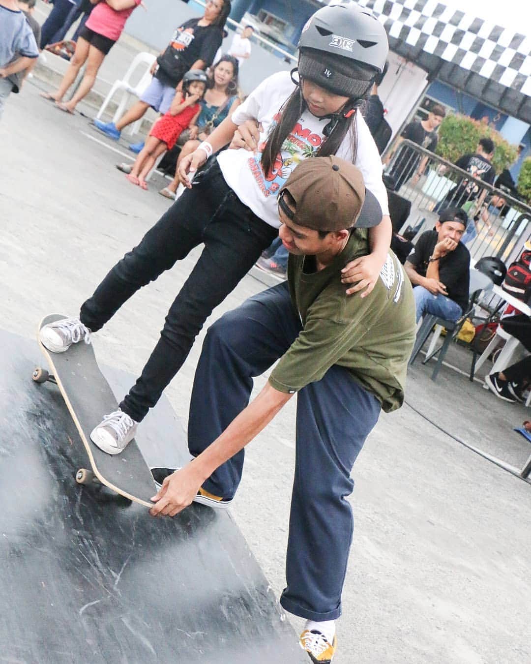 Vans Philippinesさんのインスタグラム写真 - (Vans PhilippinesInstagram)「Mentors @maikosk8_music_art and @michaeljoshuaguiao making sure all the participants are safe and well-guided here at the skate clinic. #VansSkate #VansPhilippines」5月11日 16時58分 - vansphilippines