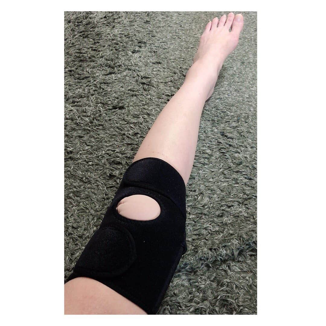 中原翔子さんのインスタグラム写真 - (中原翔子Instagram)「左膝にヒビが入ってると診断されてから数日。お陰様でサポーターで固定する処置のみで済んでおります。通常歩行はほぼ問題なし。でも階段昇降など膝への負担が大きい動作はまだ苦戦😭 早くくっつけー！  #actresslife #patellafracture」5月11日 17時00分 - showkonakahara