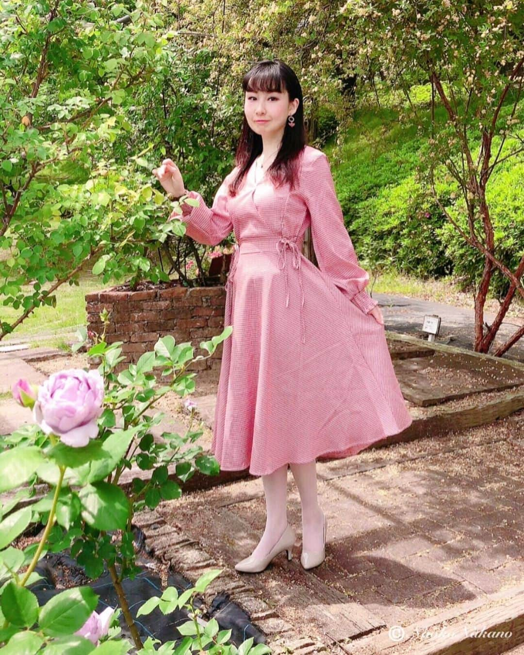 中野菜保子さんのインスタグラム写真 - (中野菜保子Instagram)「. 「韓国人気アパレル👗を先取りできるshop🌈」 @ladypara_offcial  https://ymhu.thebase.in/ 【ワンピ検索コード→ TM0538】 . ラジオ出演の際に着ていたワンピースは 「Ladys paradise(レディースパラダイス)」さんのです😊🌹✨ @ladypara_offcial . 写真は🍎🍎🍎🍎🍎枚♫ 2:1枚でキマる 4:絵になるw 5:お出掛けにもよし . . 韓国の流行を日本にいながら先取りできる上に リーズナブルな点でも嬉しいshopです🇰🇷🇯🇵 . チェック×ちょうちん袖×カシュクール (着物みたいに合わせになっている)なんて、 旬のポイントを全部おさえていてウキウキです🌷🌷🌷 . しかもワタシのスキな赤。。。 . 着てみるとすっかり韓流の雰囲気(*´꒳`*) . 海外のお洋服は取り寄せるまで縫製が心配だなぁと 思う方もいらっしゃると思いますが、 このワンピ問題ナシでした🍀 布も厚みがありました☆ . フレアスカートなので、 歩くとふわっと揺れてカワイイんです🌹🌹🌹 . . またLadysparadiseさんのお洋服をきて お出掛けするのでUPしますね🍭🍬🍡 着るのが楽しみです🎶🎶🎶 @ladypara_offcial . . ↓中野出演のラジオ📻はこちら↓ ホンマルラジオ大阪 にて 『発想転換案内人・水田浩一の「Make My Day」』 . 音声のみ:http://honmaru-radio.com/mizuta-kouichi0003/ . 動画あり:https://youtu.be/wxrYdSMj5Dc ＊ ＊ ＊ #ladysparadise #韓国 #ladypara_official  #レディースパラダイス #レディパラ  #韓流 #韓国コーデ #ワンピース #カシュクール #ちょうちん袖 #赤チェック #赤の似合う女 #バラ #お花大好き #stylish #おしゃれして出かけよう #似合ってますか (*´꒳`*) #中野菜保子 #model #俳優 #moviestar #美肌 #美白美人 #笑顔が天使 #ナオ部 #癒し系女子  #幸運の女神  #情熱  コメントがすごい #デート用 にいかが #マイペースで @ladypara_offcial  @syanhaijitensya」5月11日 17時02分 - naokonakano8319