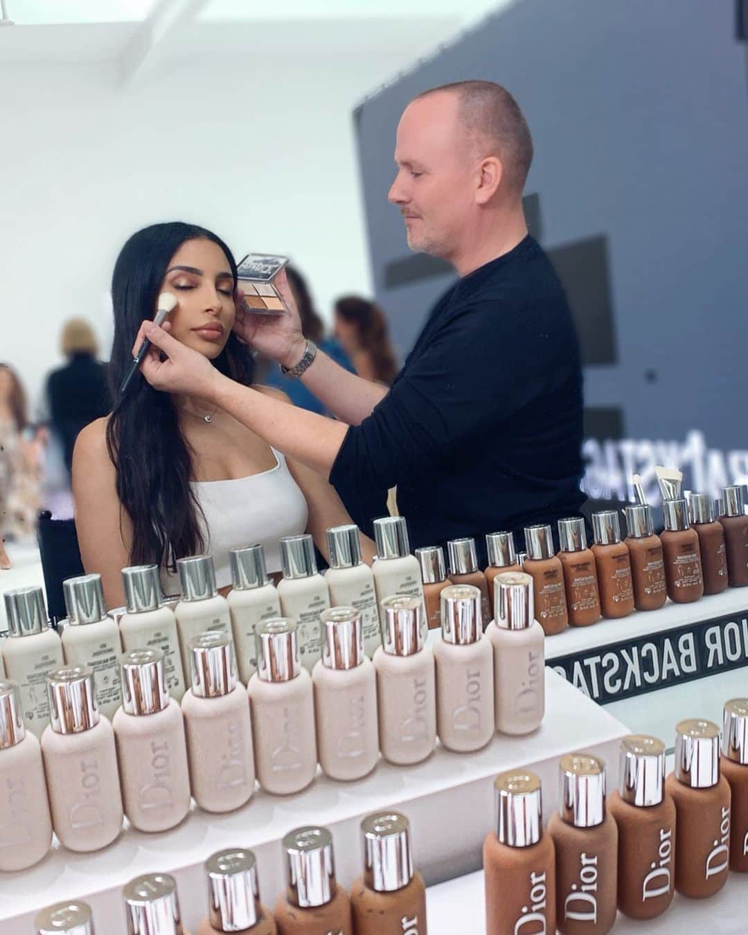 sananasのインスタグラム：「The master 👨🏻‍🎨😍 @Peterphilipsmakeup peux-tu venir me maquiller tous les matins s’il te plaît ? 😆 Qui aimerait se faire pomponner comme ça ? Ahah ! Sur la deuxième photo ce sont les backstages de ma prochaine photo 😂 . Désolée hier je n’ai pas pu finir ma vidéo du coup je vous la poste aujourd’hui vers 11h ! 💚 Vous avez prévu quoi aujourd’hui ? Moi rangement et essayer de tenir le jet lag 😅 . #DiorBackstage #PeterPhlips」