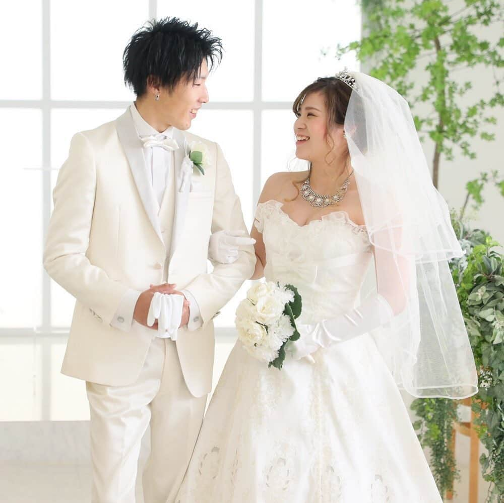 ブライダル グランシア須賀川《福島県須賀川市：結婚式場》さんのインスタグラム写真 - (ブライダル グランシア須賀川《福島県須賀川市：結婚式場》Instagram)「当日の挙式前のお2人✨緊張してる？してるーっ！っていう会話が聞こえてきそうな1枚💕☺️💕 #須賀川の結婚式場 #須賀川結婚式 #グランシア須賀川 #グランシア #オリジナルウェディング #wedding #happy #プレ花嫁 #プレ花婿 #貸切 #結婚式 #ブライダル #オシャレ #人気式場 #幸せ結婚式 #ナチュラル #japan #sukagawa #挙式前 #当日前撮り #緑のチャペル」5月11日 17時03分 - granciasukagawa