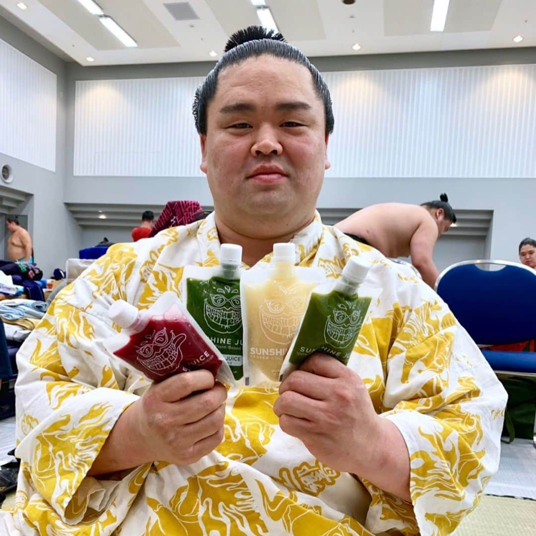 Sunshine Juiceさんのインスタグラム写真 - (Sunshine JuiceInstagram)「”究極に体が資本”の力士の方々もサンシャインジュースで体をマネージ。今週末から5月場所。白鵬関は残念ながら休場となってしまいましたが、皆さん応援しています🌞 the sumo wrestlers fueling with Sunshiiiiine 🌈  #stayjuicy #sunshinejuice #coldpressedjuice #サンシャインジュース #コールドプレスジュース #クレンズジュース #野菜ジュース #自然 #健康 #相撲 #大相撲」5月11日 17時03分 - sunshinejuicetokyo