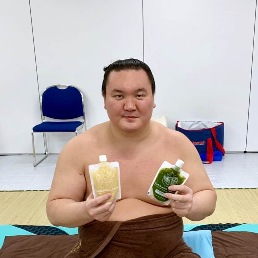 Sunshine Juiceさんのインスタグラム写真 - (Sunshine JuiceInstagram)「”究極に体が資本”の力士の方々もサンシャインジュースで体をマネージ。今週末から5月場所。白鵬関は残念ながら休場となってしまいましたが、皆さん応援しています🌞 the sumo wrestlers fueling with Sunshiiiiine 🌈  #stayjuicy #sunshinejuice #coldpressedjuice #サンシャインジュース #コールドプレスジュース #クレンズジュース #野菜ジュース #自然 #健康 #相撲 #大相撲」5月11日 17時03分 - sunshinejuicetokyo