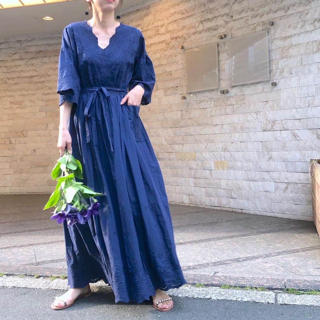 Tsuru by Mariko Oikawaさんのインスタグラム写真 - (Tsuru by Mariko OikawaInstagram)「"カシュクールワンピース"  柔らかなコットン生地がこれからの季節に大活躍。 胸元と袖にあしらわれたレース刺繍が華やかにスタイリングを彩る。  Marguerite ¥37,000+tax Voyage ¥22,000+tax  #tsurubymarikooikawa #2019ss #onepiece #sandals」5月11日 17時14分 - tsurubymarikooikawa